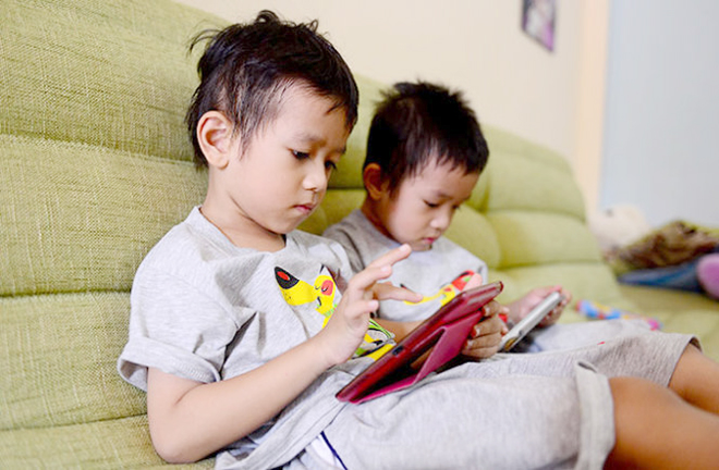 Trẻ Xin Dùng Smartphone Đừng Vội Cấm, Hãy Làm Theo Đúng 3 Bước Sau Đây: Vừa Khiến Con Vui, Lại Được Tiếng Bố Mẹ Tâm Lý - Trường Mầm Non STEAM KIDS