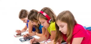 Trẻ Xin Dùng Smartphone Đừng Vội Cấm, Hãy Làm Theo Đúng 3 Bước Sau Đây: Vừa Khiến Con Vui, Lại Được Tiếng Bố Mẹ Tâm Lý - Trường Mầm Non STEAM KIDS