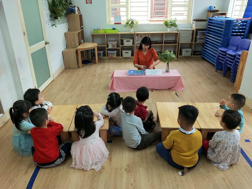 Bé Làm Chong Chóng Bằng Ống Hút Lớp Steam 6 - Trường Mầm Non STEAM KIDS