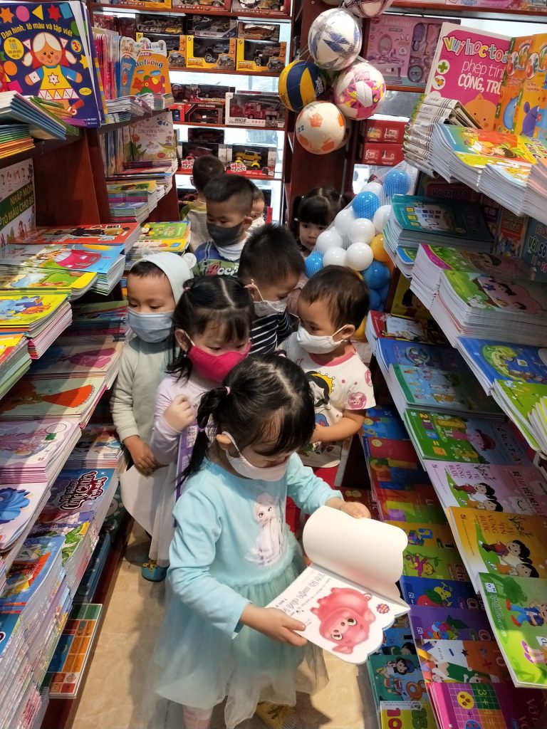 Hoạt Động Trải Nghiệm: Bé Đi Nhà Sách Của Lớp Steam 6 Hoạt Động Trải Nghiệm: Bé Đi Nhà Sách Của Lớp Steam 6 - Trường Mầm Non STEAM KIDS