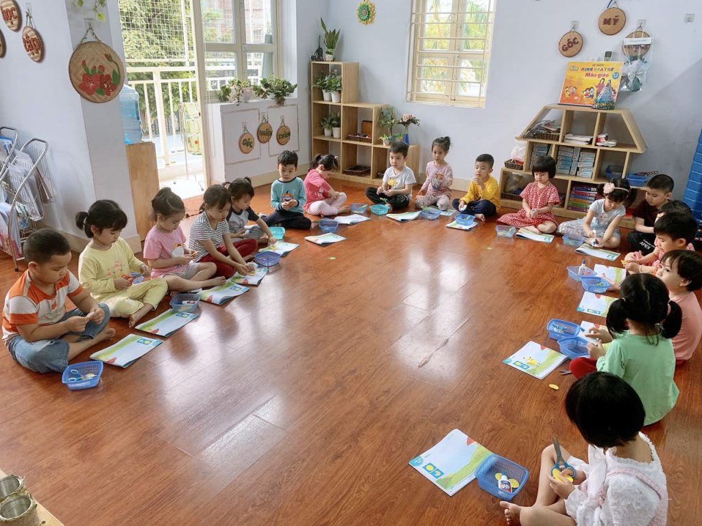 Hoạt Động Tạo Hình: "Cắt, Dán, Gấp Con Gà" Lớp Steam 2 - Trường Mầm Non STEAM KIDS