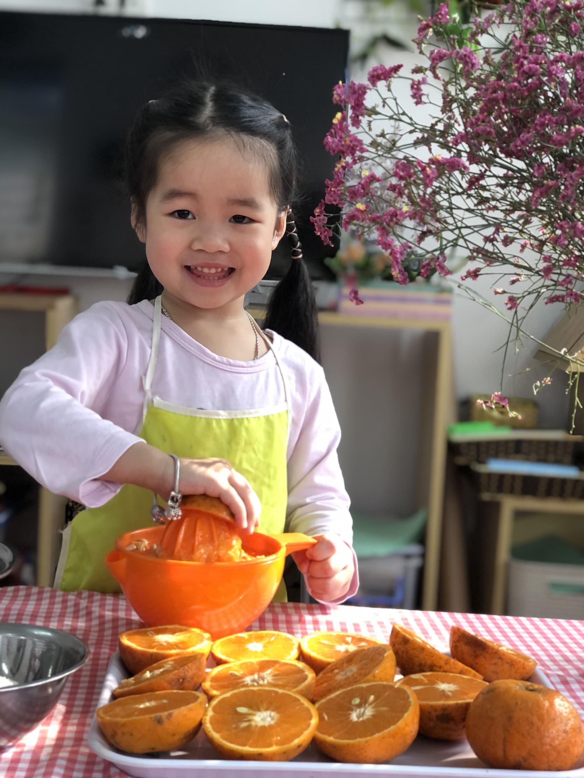 Thực Hành Cuộc Sống: Vắt Nước Cam Lớp Steam 4 - Trường Mầm Non STEAM KIDS