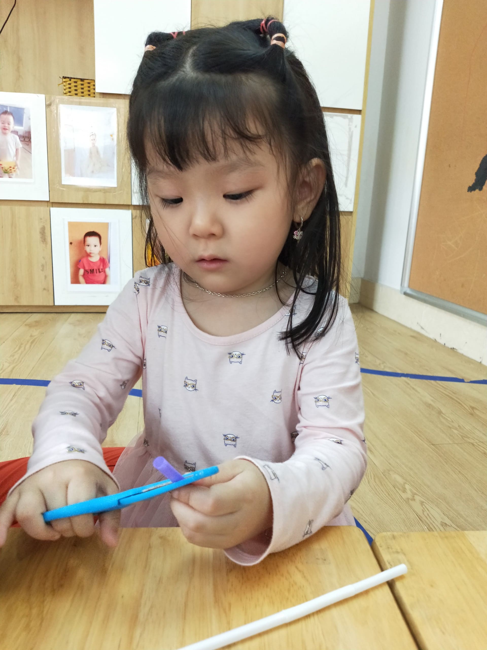 Bé Làm Chong Chóng Bằng Ống Hút Lớp Steam 6 - Trường Mầm Non STEAM KIDS