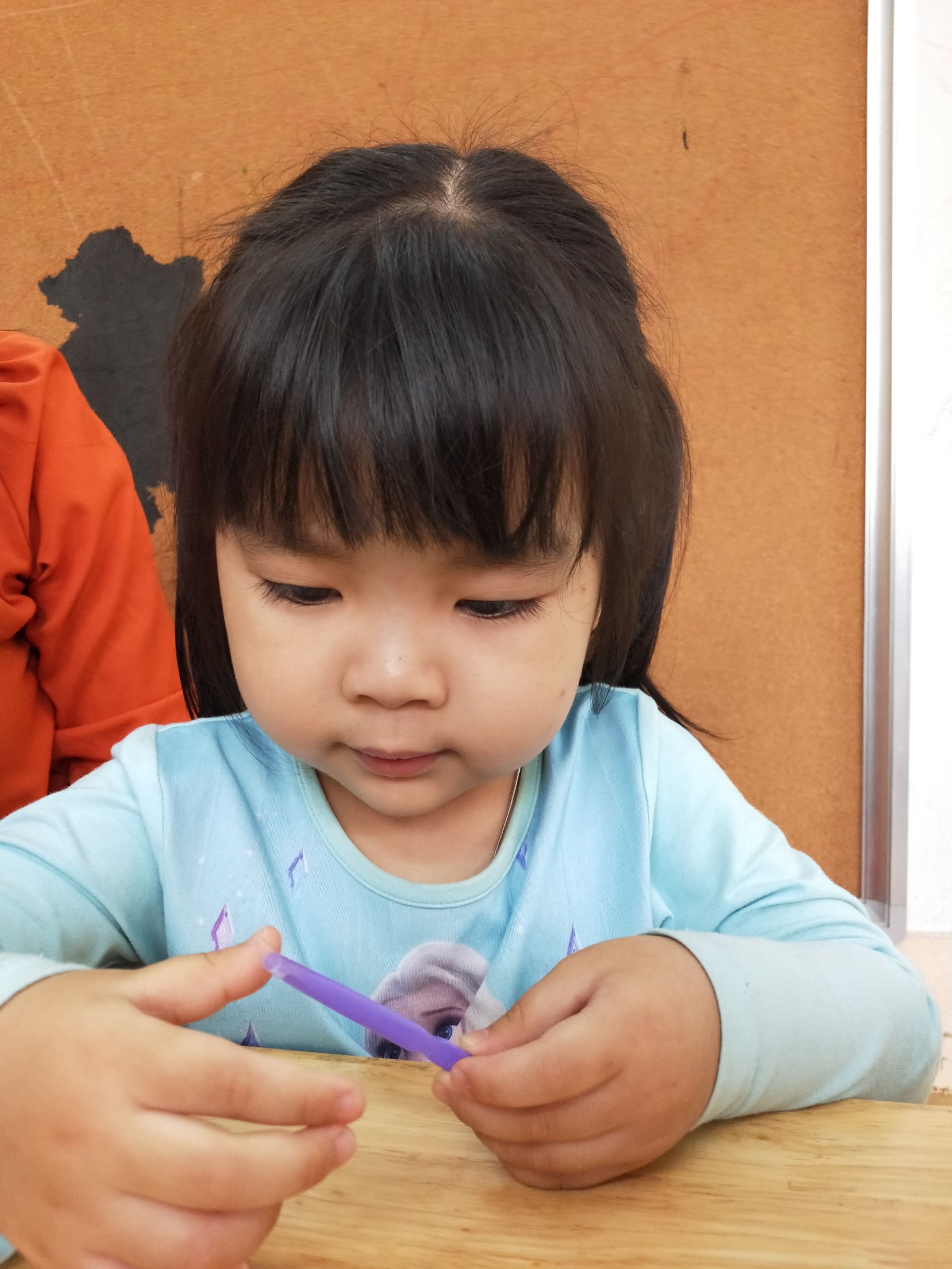 Bé Làm Chong Chóng Bằng Ống Hút Lớp Steam 6 - Trường Mầm Non STEAM KIDS