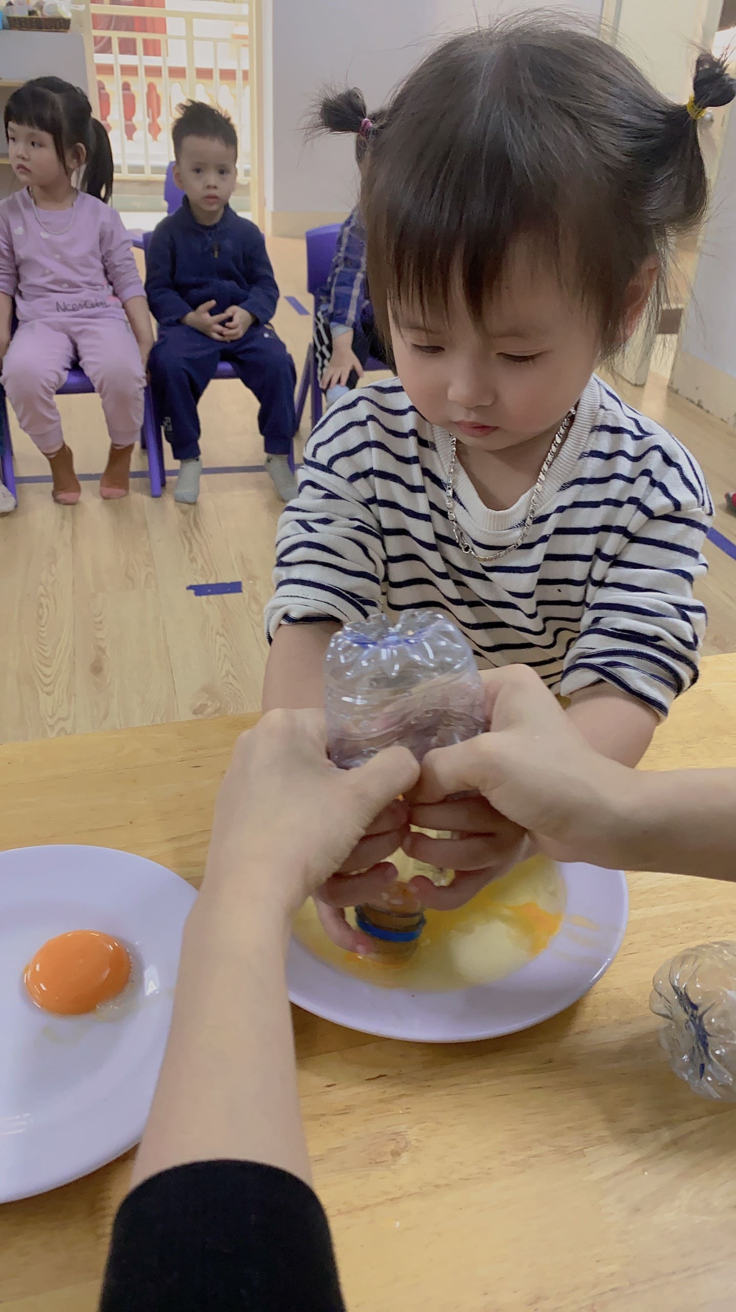 Thí Nghiệm: Tách Lòng Đỏ Và Lòng Trắng Trứng Gà Thí Nghiệm: Tách Lòng Đỏ Và Lòng Trắng Trứng Gà - Trường Mầm Non STEAM KIDS