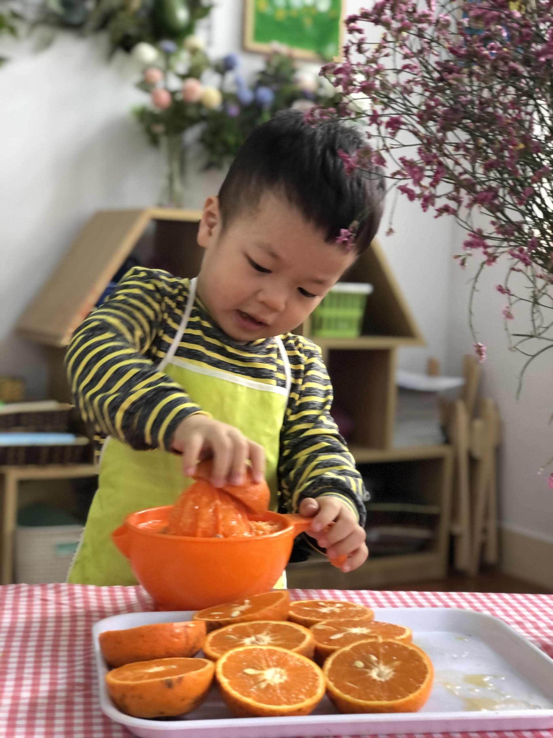 Thực Hành Cuộc Sống: Vắt Nước Cam Lớp Steam 4 - Trường Mầm Non STEAM KIDS