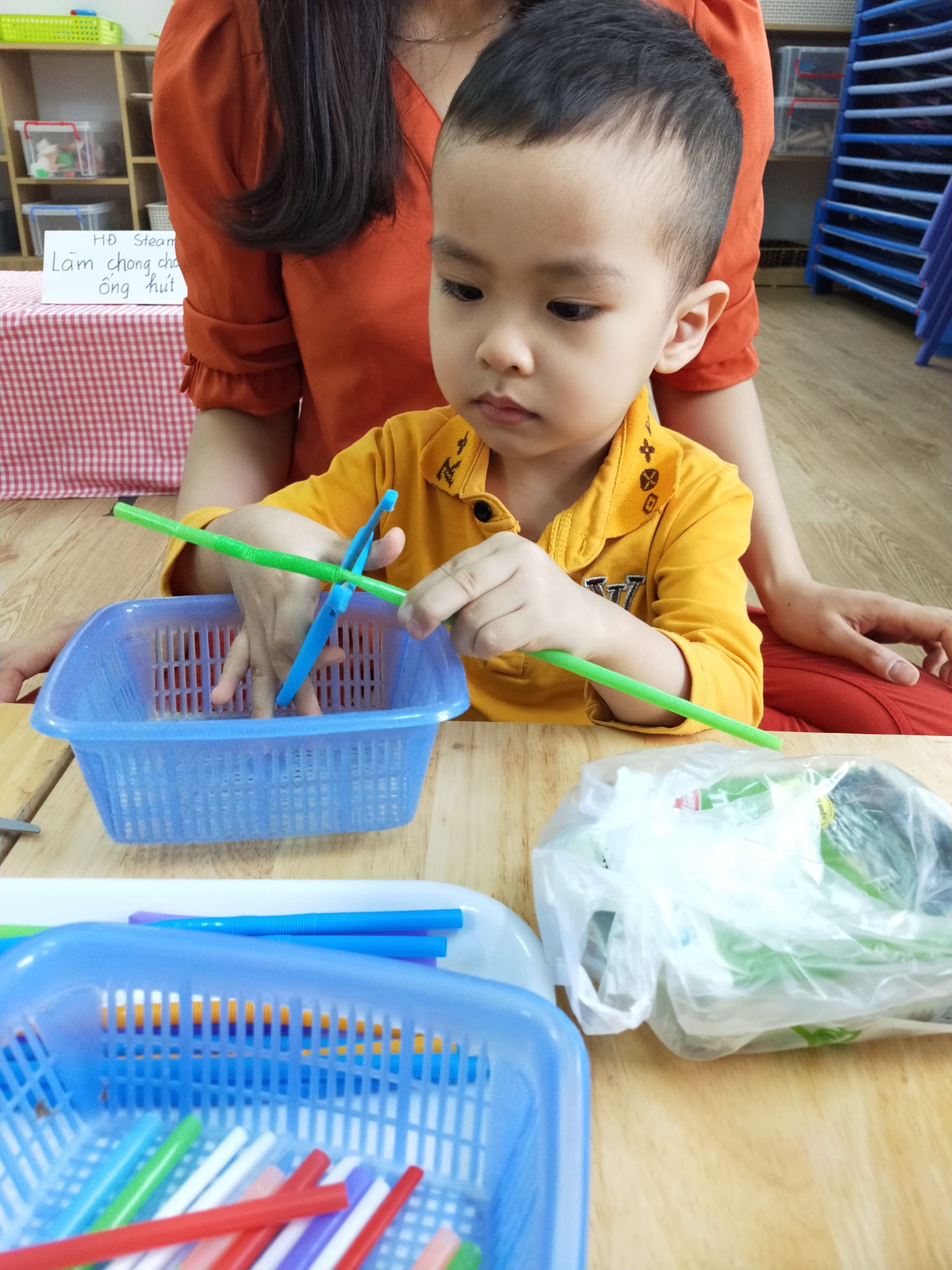 Bé Làm Chong Chóng Bằng Ống Hút Lớp Steam 6 - Trường Mầm Non STEAM KIDS