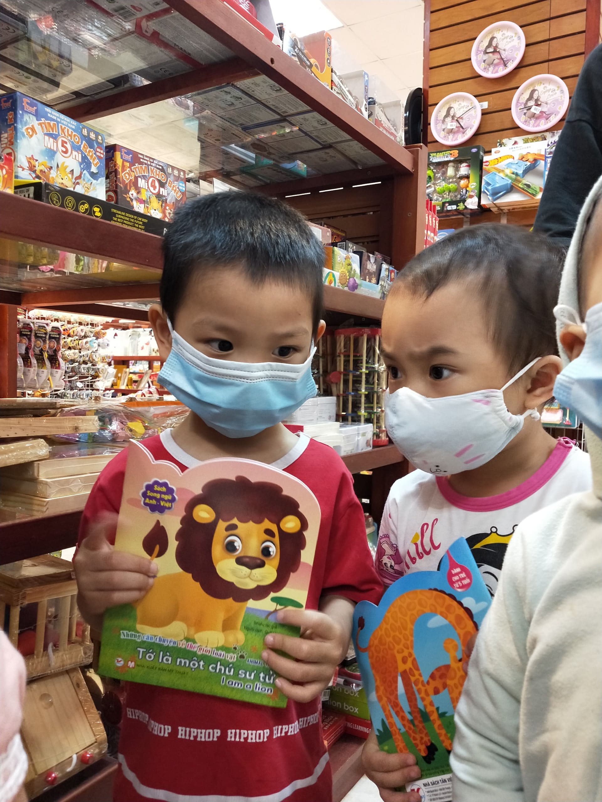 Hoạt Động Trải Nghiệm: Bé Đi Nhà Sách Của Lớp Steam 6 Hoạt Động Trải Nghiệm: Bé Đi Nhà Sách Của Lớp Steam 6 - Trường Mầm Non STEAM KIDS