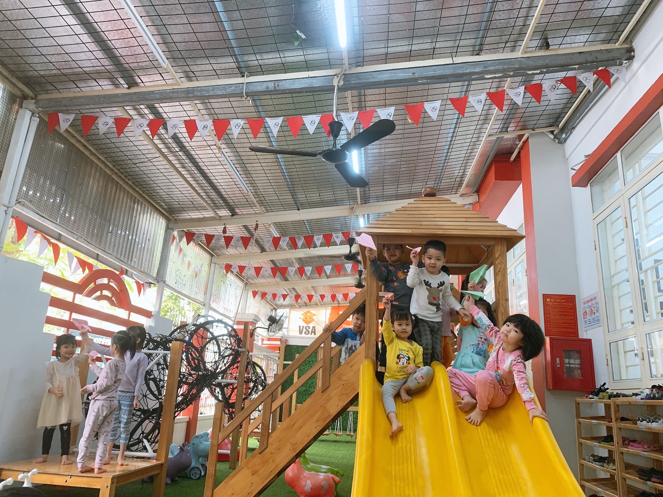 Hoạt Động Ngoài Trời: “Gấp Máy Bay Giấy” Của Lớp Steam2 - Trường Mầm Non STEAM KIDS