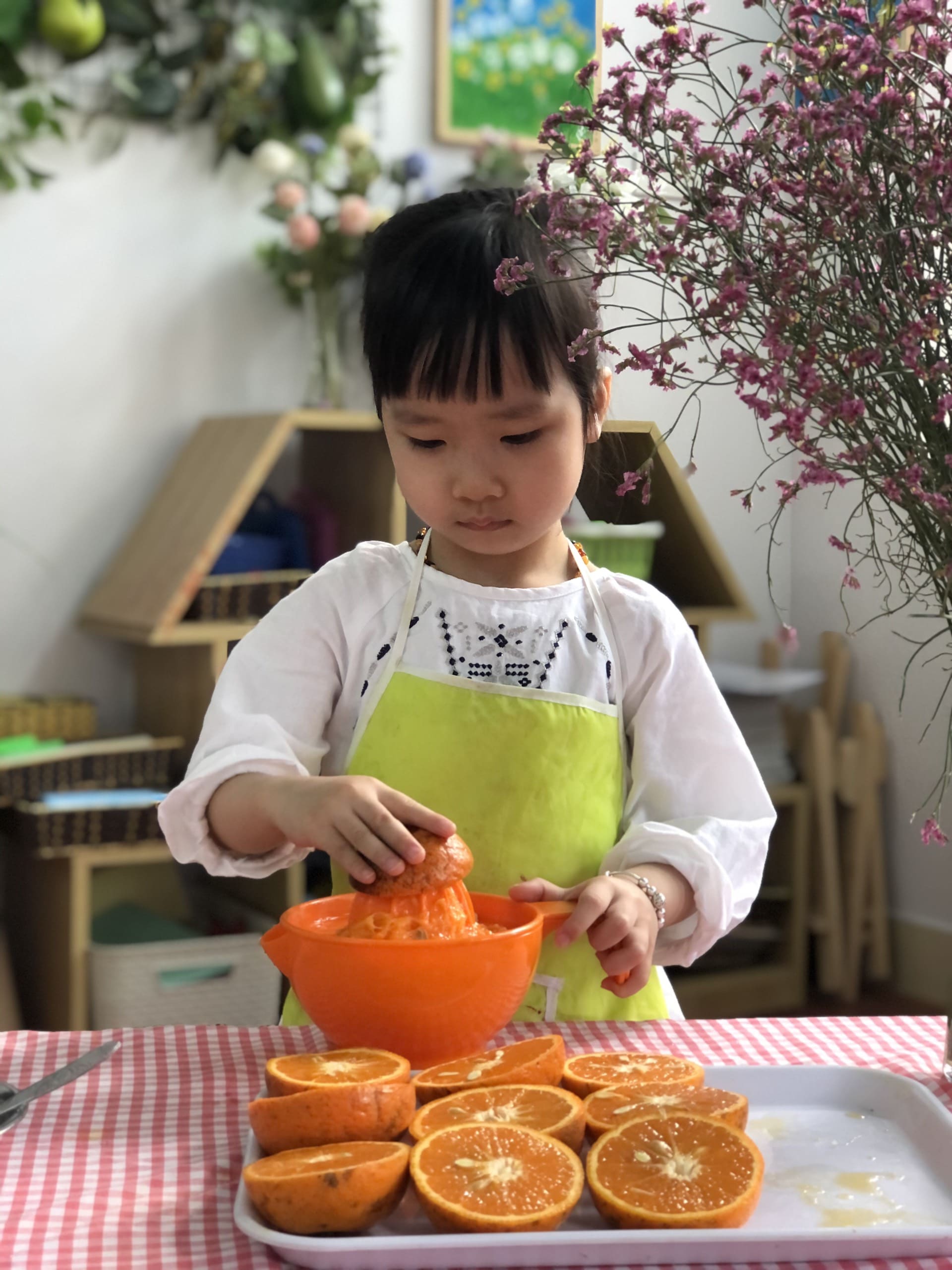Thực Hành Cuộc Sống: Vắt Nước Cam Lớp Steam 4 - Trường Mầm Non STEAM KIDS