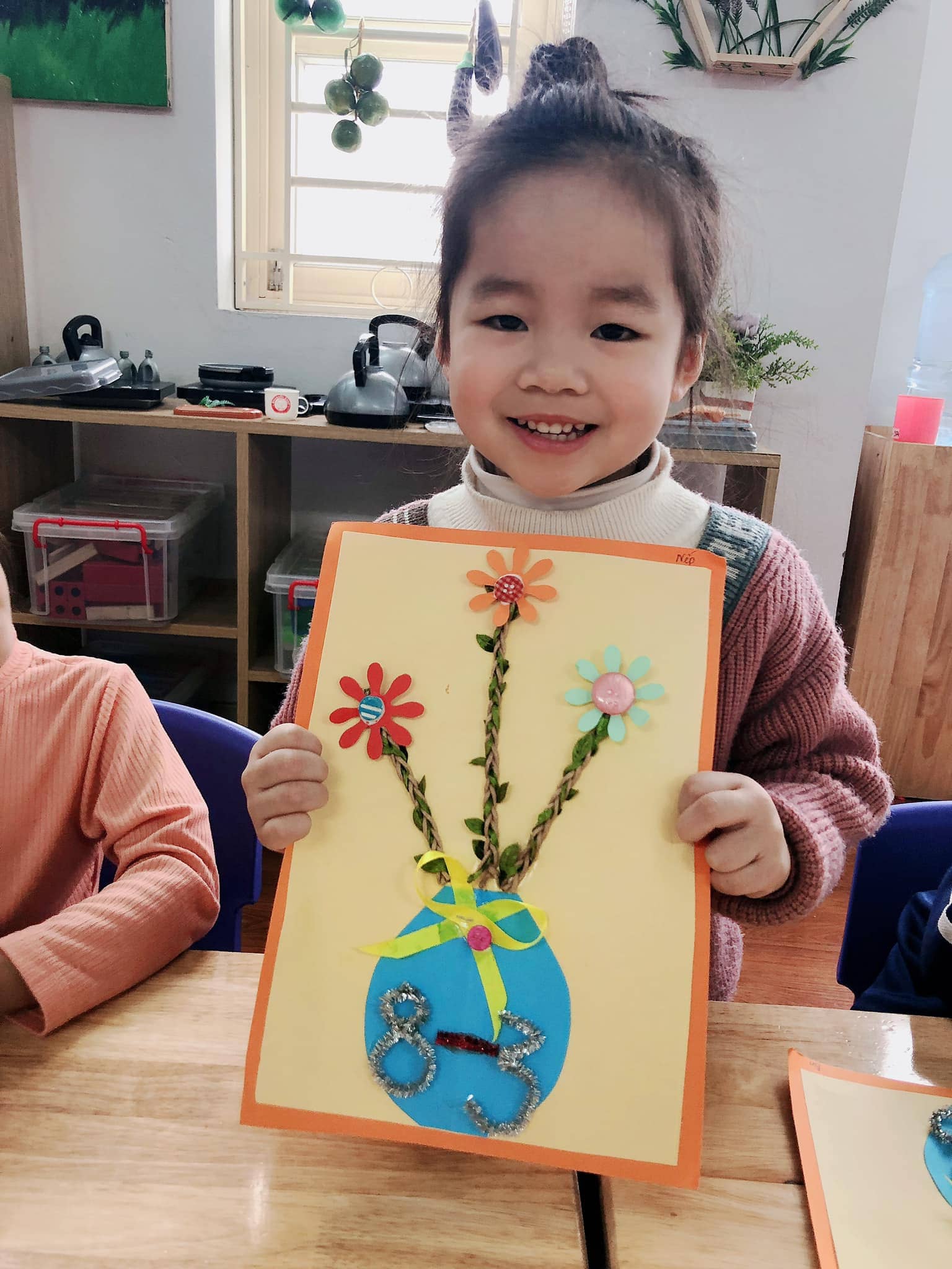 Lớp Steam 4 Làm Thiệp Tặng Bà Và Mẹ - Trường Mầm Non STEAM KIDS