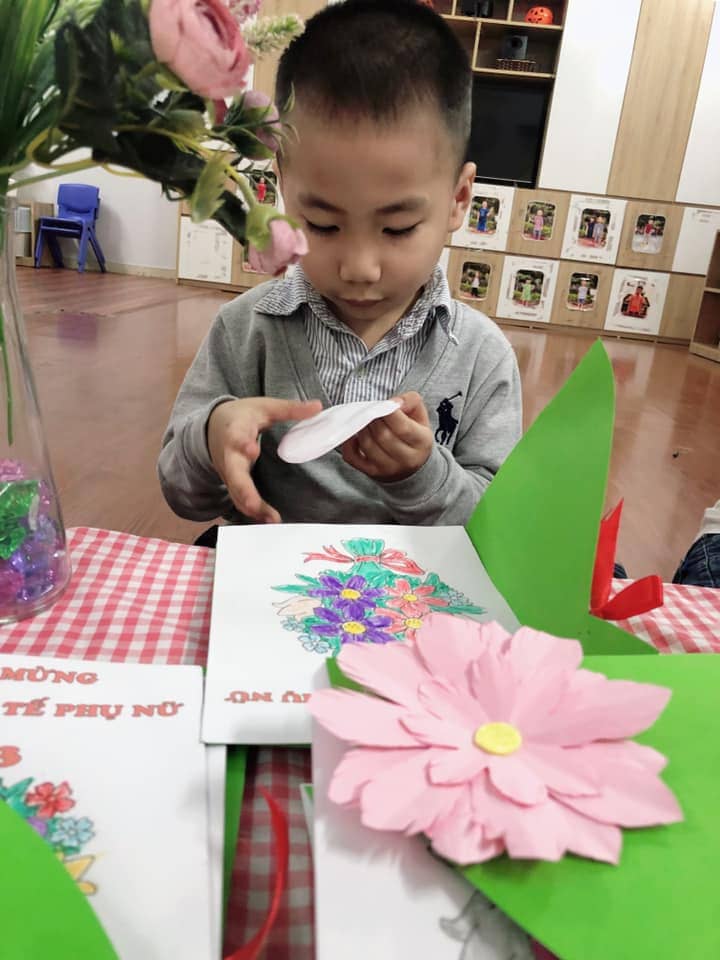 Lớp Steam 1 Làm Thiệp Tặng Bà Và Mẹ Nhân Ngày 8/3 - Trường Mầm Non STEAM KIDS