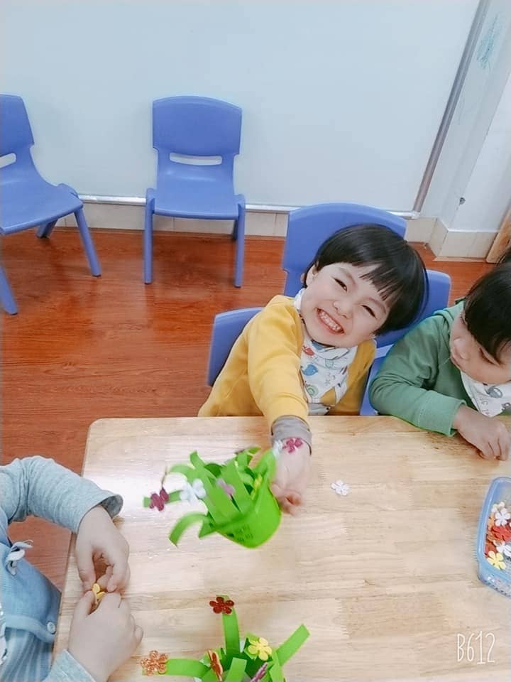 Lớp Steam 3 Làm Giỏ Hoa Tặng Bà Và Mẹ Nhân Ngày 8/3 - Trường Mầm Non STEAM KIDS