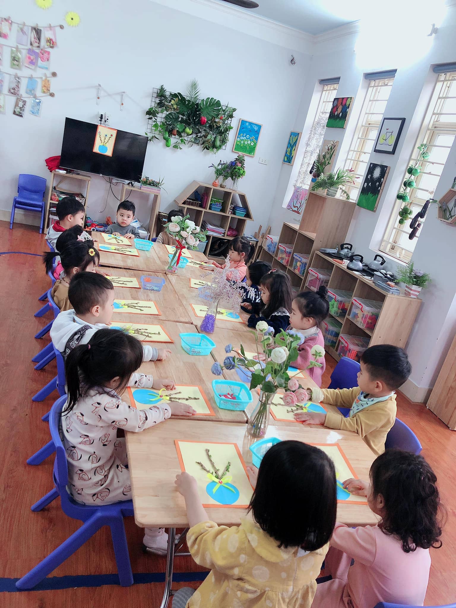 Lớp Steam 4 Làm Thiệp Tặng Bà Và Mẹ - Trường Mầm Non STEAM KIDS