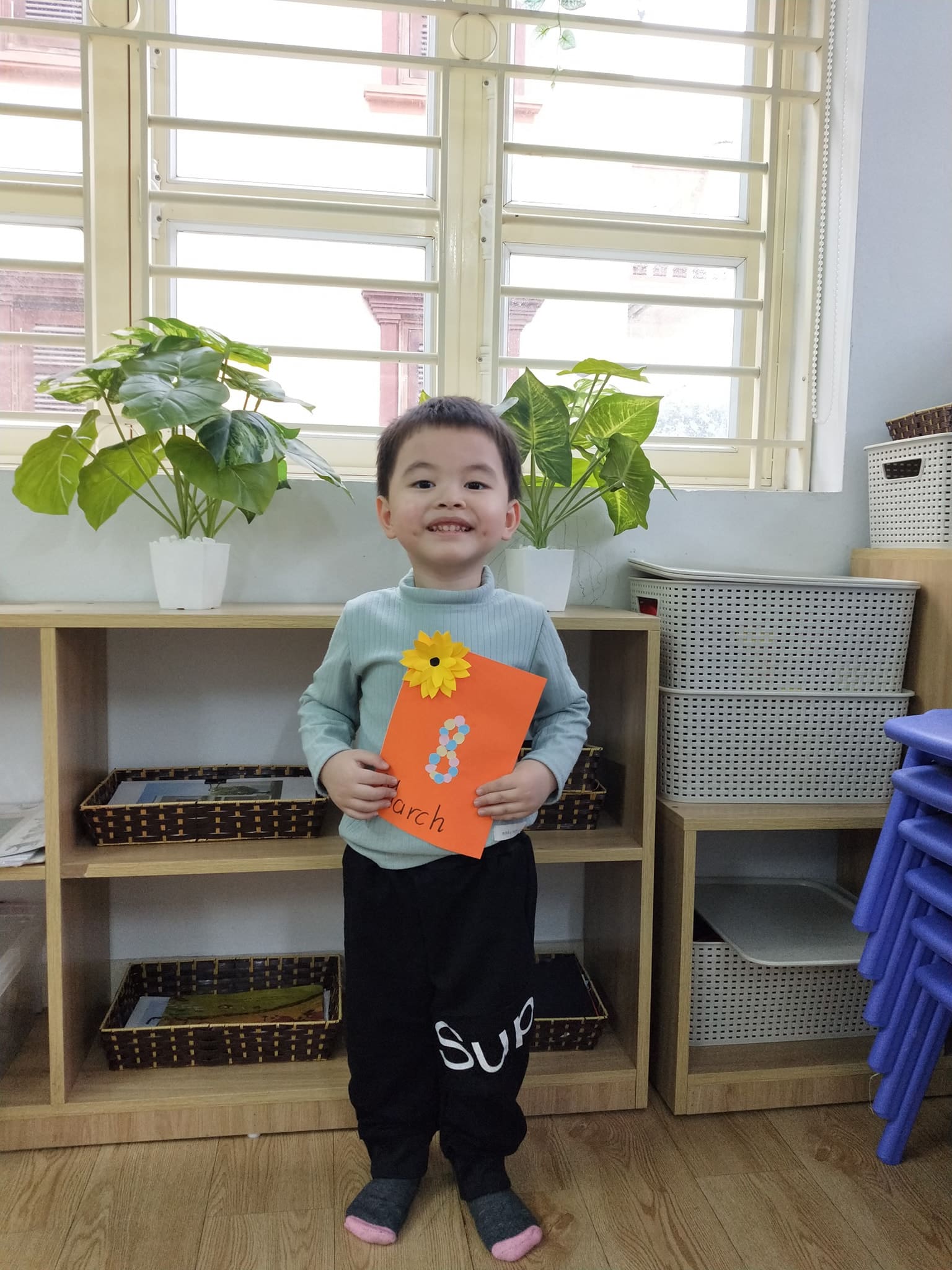 Lớp Steam 6 Làm Thiệp tặng Bà Và Mẹ Nhân Ngày 8/3 - Trường Mầm Non STEAM KIDS