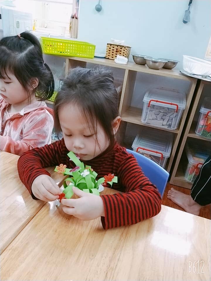 Lớp Steam 3 Làm Giỏ Hoa Tặng Bà Và Mẹ Nhân Ngày 8/3 - Trường Mầm Non STEAM KIDS