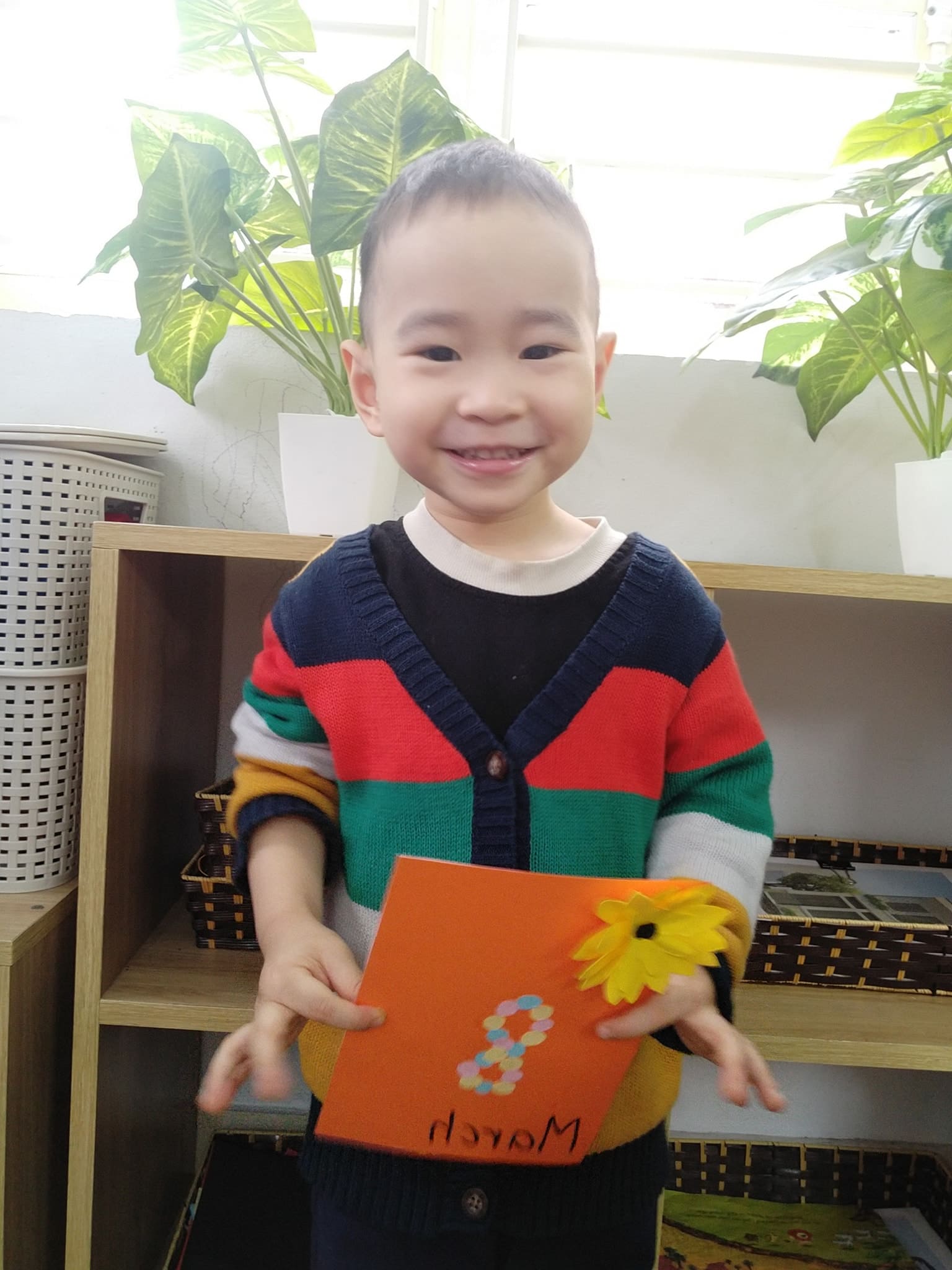 Lớp Steam 6 Làm Thiệp tặng Bà Và Mẹ Nhân Ngày 8/3 - Trường Mầm Non STEAM KIDS