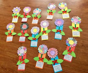 Lớp Steam 2 Làm Thiệp Tặng Bà Và Mẹ - Trường Mầm Non STEAM KIDS