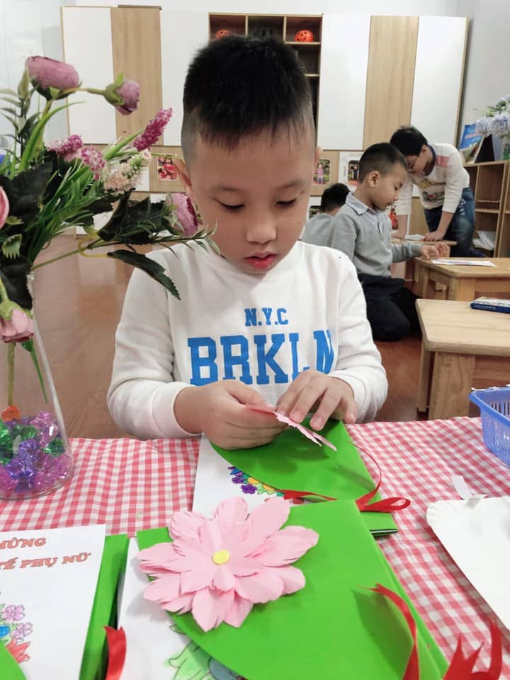 Lớp Steam 1 Làm Thiệp Tặng Bà Và Mẹ Nhân Ngày 8/3 - Trường Mầm Non STEAM KIDS