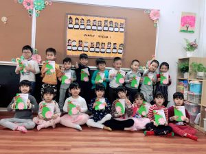 Lớp Steam 1 Làm Thiệp Tặng Bà Và Mẹ Nhân Ngày 8/3 - Trường Mầm Non STEAM KIDS