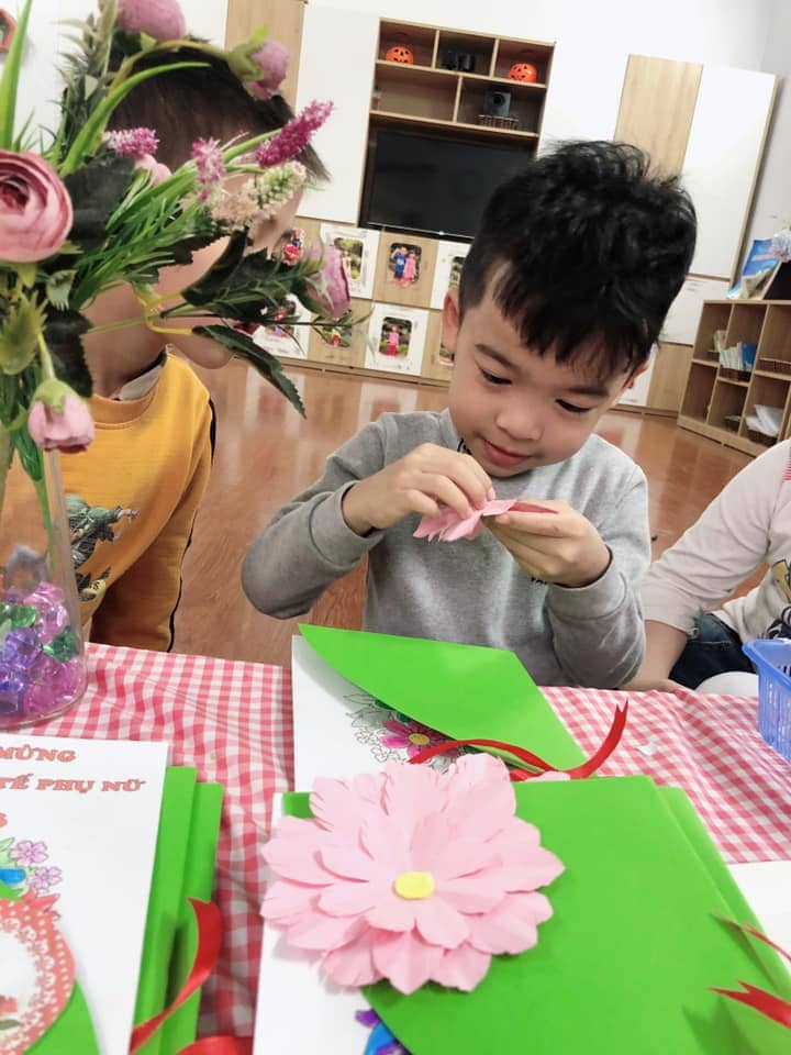 Lớp Steam 1 Làm Thiệp Tặng Bà Và Mẹ Nhân Ngày 8/3 - Trường Mầm Non STEAM KIDS