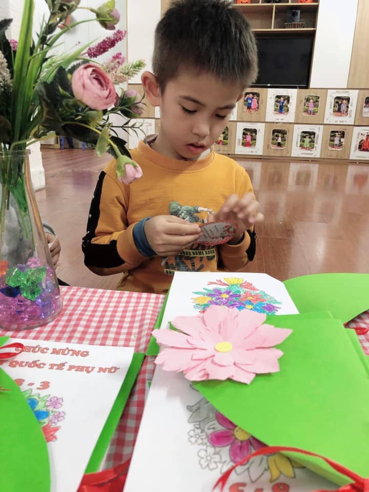 Lớp Steam 1 Làm Thiệp Tặng Bà Và Mẹ Nhân Ngày 8/3 - Trường Mầm Non STEAM KIDS