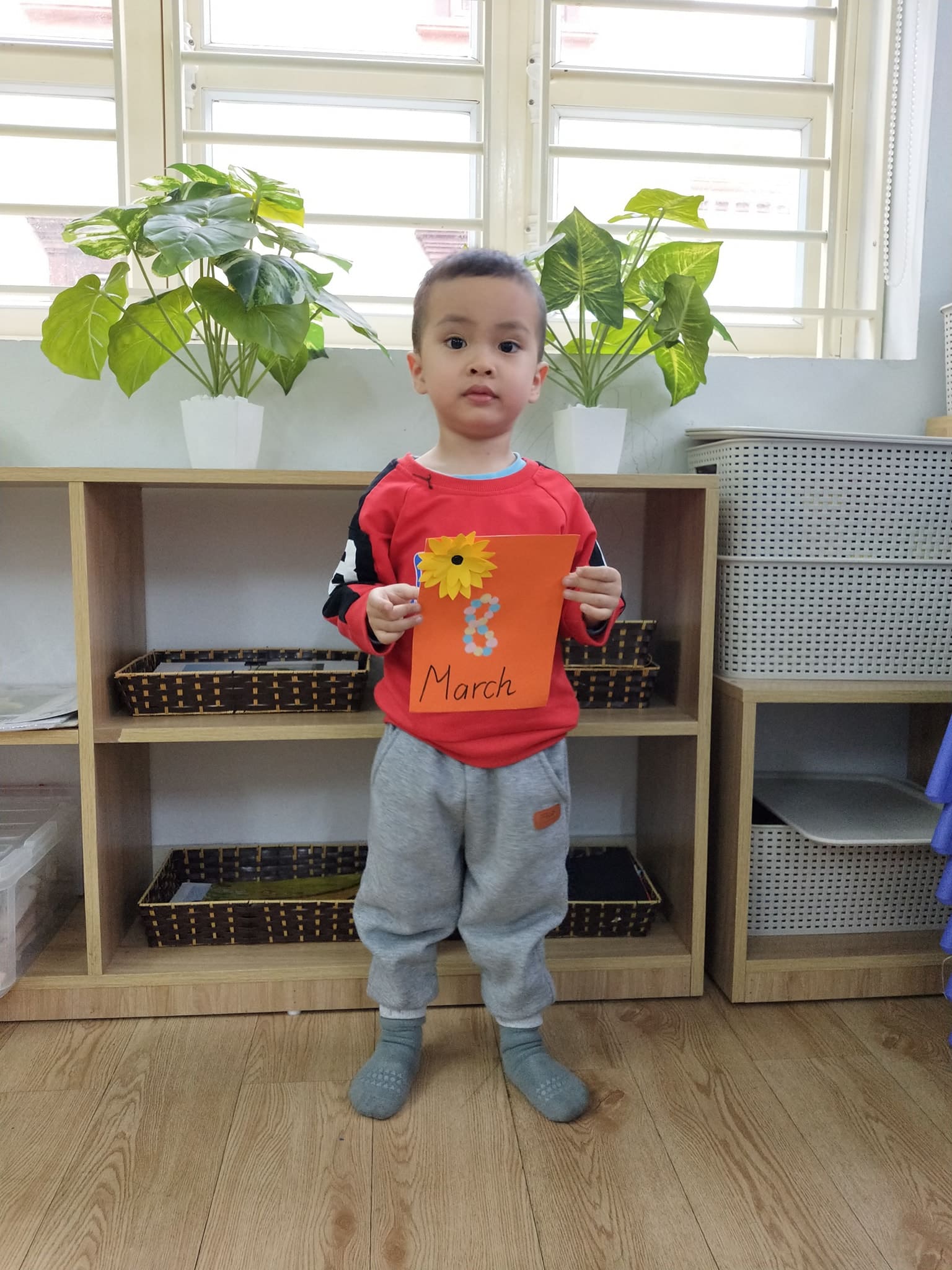 Lớp Steam 6 Làm Thiệp tặng Bà Và Mẹ Nhân Ngày 8/3 - Trường Mầm Non STEAM KIDS