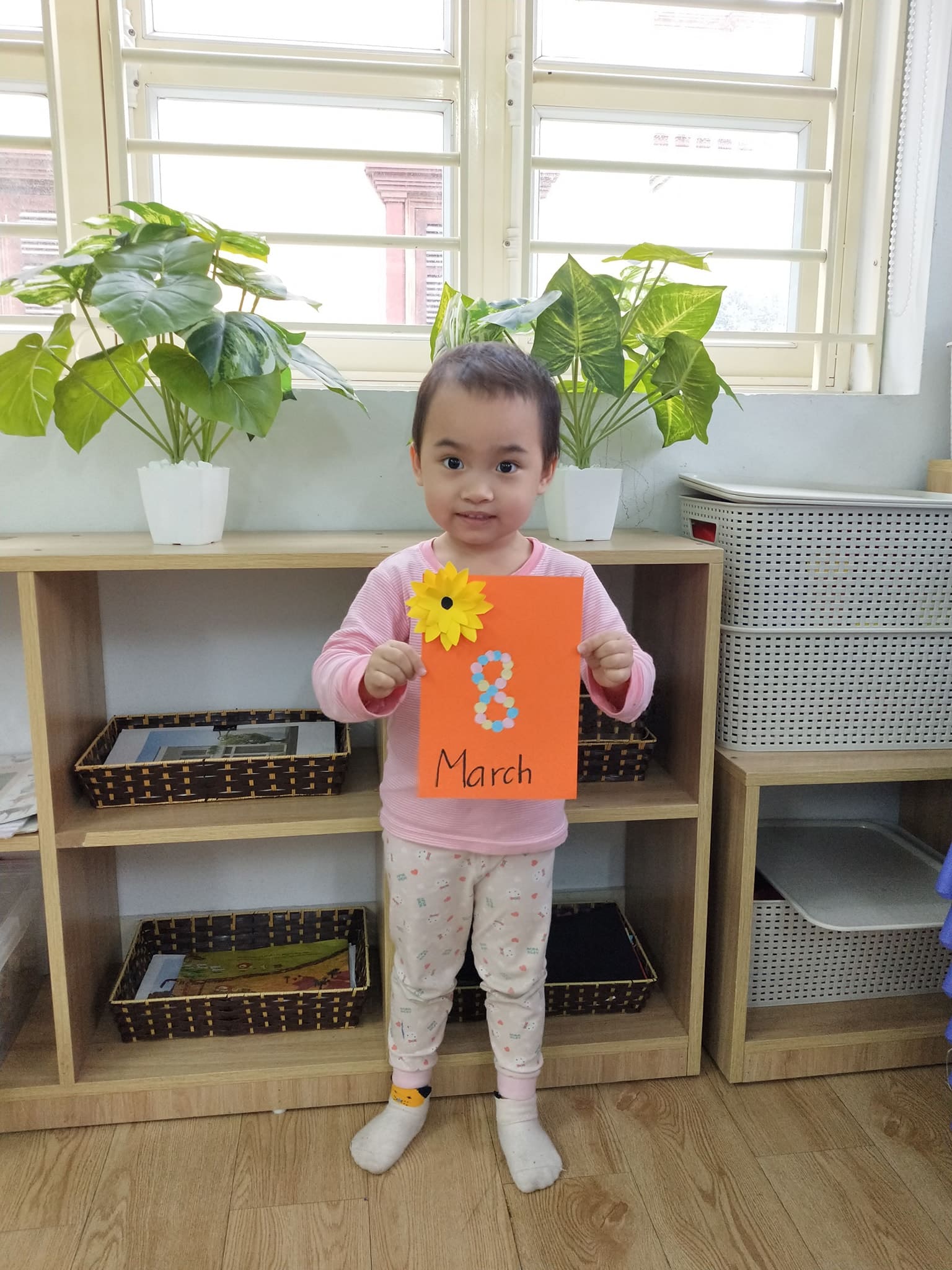 Lớp Steam 6 Làm Thiệp tặng Bà Và Mẹ Nhân Ngày 8/3 - Trường Mầm Non STEAM KIDS