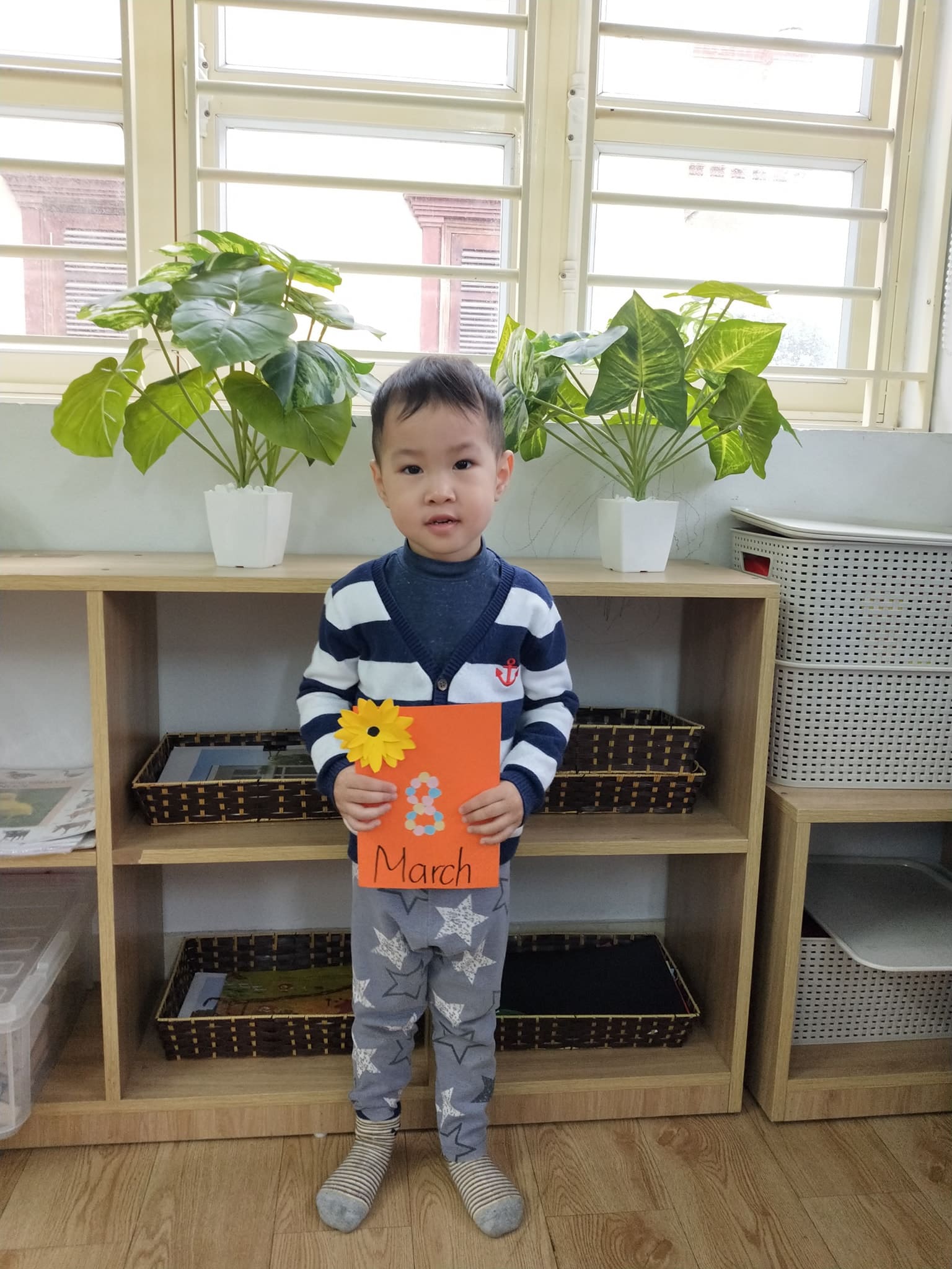 Lớp Steam 6 Làm Thiệp tặng Bà Và Mẹ Nhân Ngày 8/3 - Trường Mầm Non STEAM KIDS
