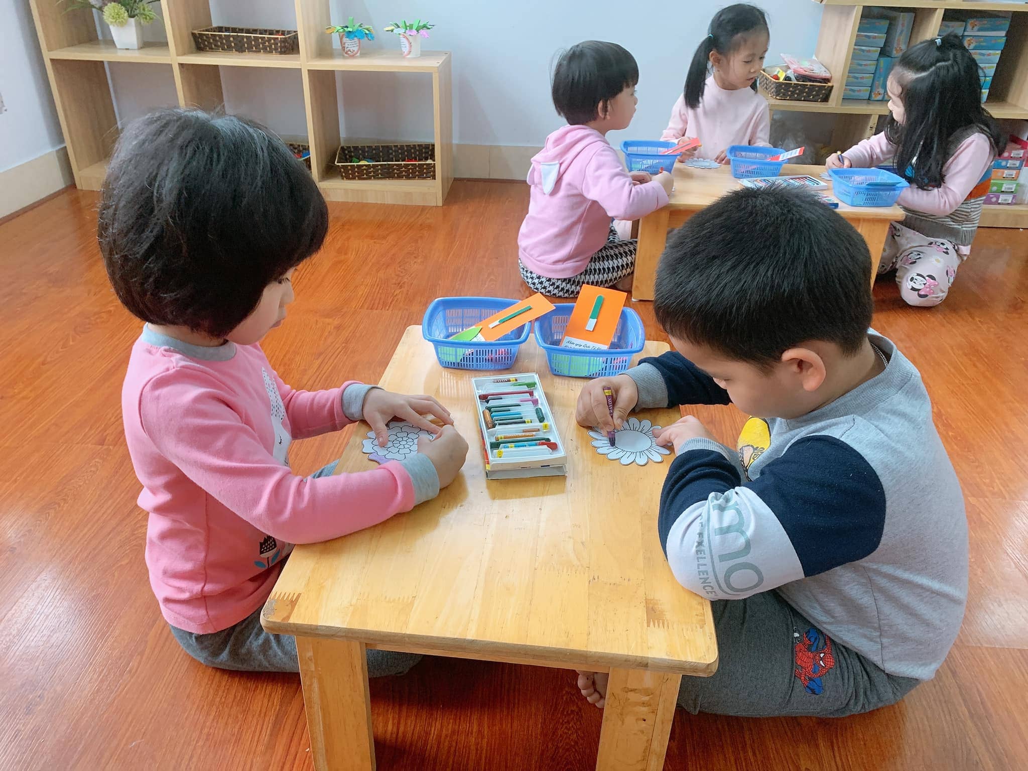 Lớp Steam 2 Làm Thiệp Tặng Bà Và Mẹ - Trường Mầm Non STEAM KIDS