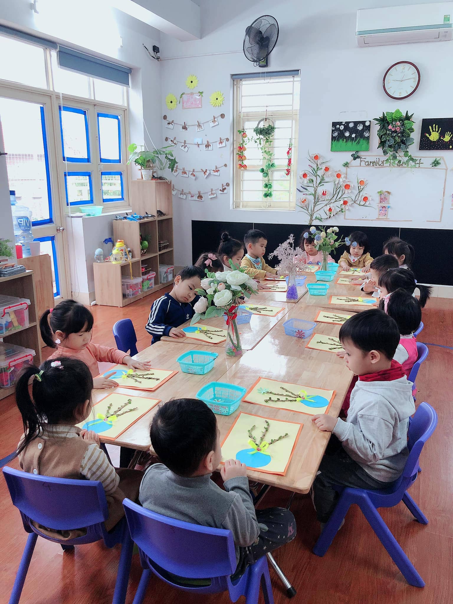 Lớp Steam 4 Làm Thiệp Tặng Bà Và Mẹ - Trường Mầm Non STEAM KIDS