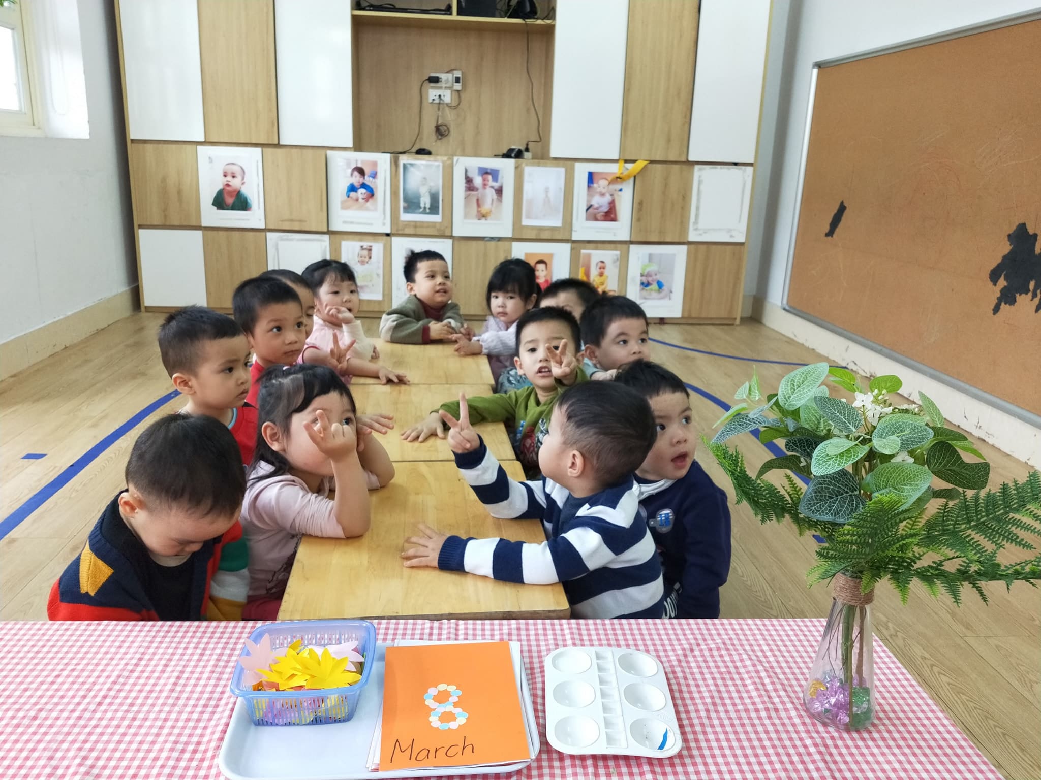 Lớp Steam 6 Làm Thiệp tặng Bà Và Mẹ Nhân Ngày 8/3 - Trường Mầm Non STEAM KIDS