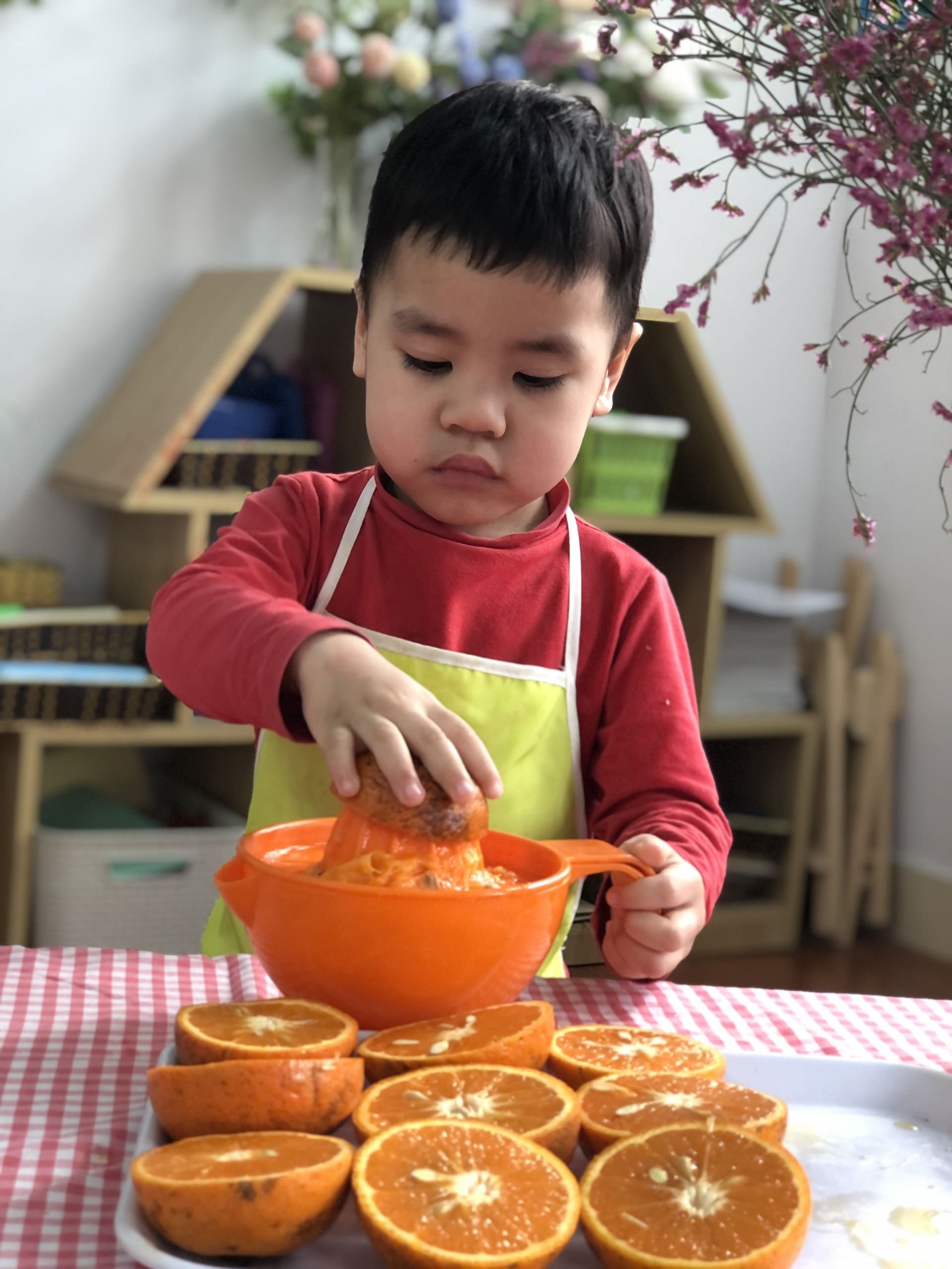 Thực Hành Cuộc Sống: Vắt Nước Cam Lớp Steam 4 - Trường Mầm Non STEAM KIDS