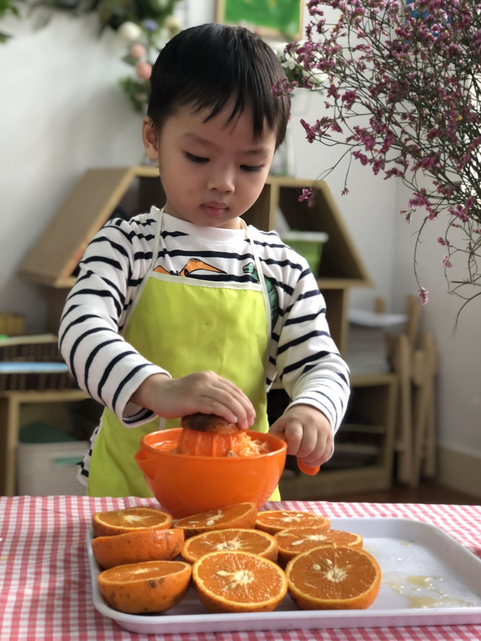 Thực Hành Cuộc Sống: Vắt Nước Cam Lớp Steam 4 - Trường Mầm Non STEAM KIDS