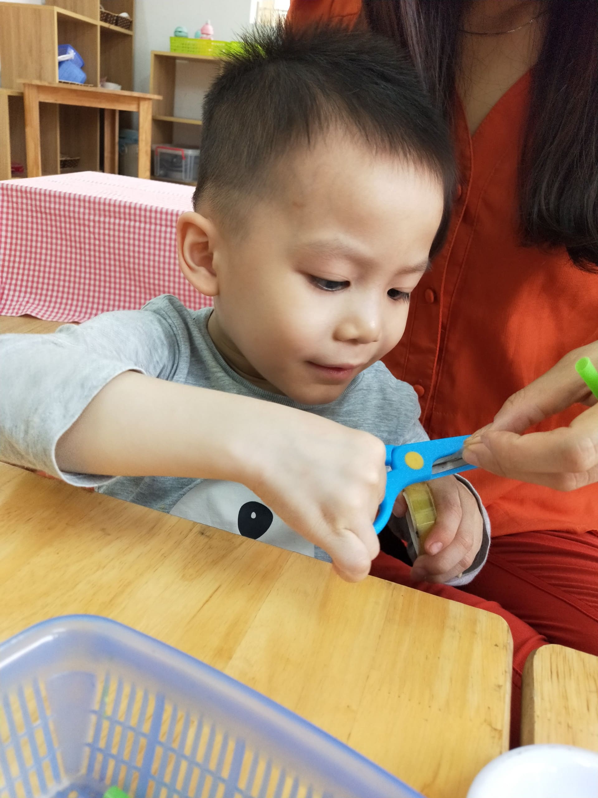 Bé Làm Chong Chóng Bằng Ống Hút Lớp Steam 6 - Trường Mầm Non STEAM KIDS