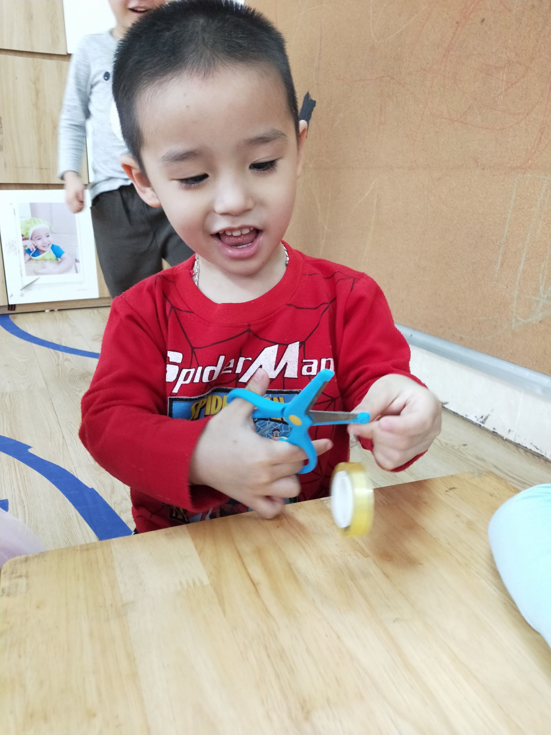 Bé Làm Chong Chóng Bằng Ống Hút Lớp Steam 6 - Trường Mầm Non STEAM KIDS