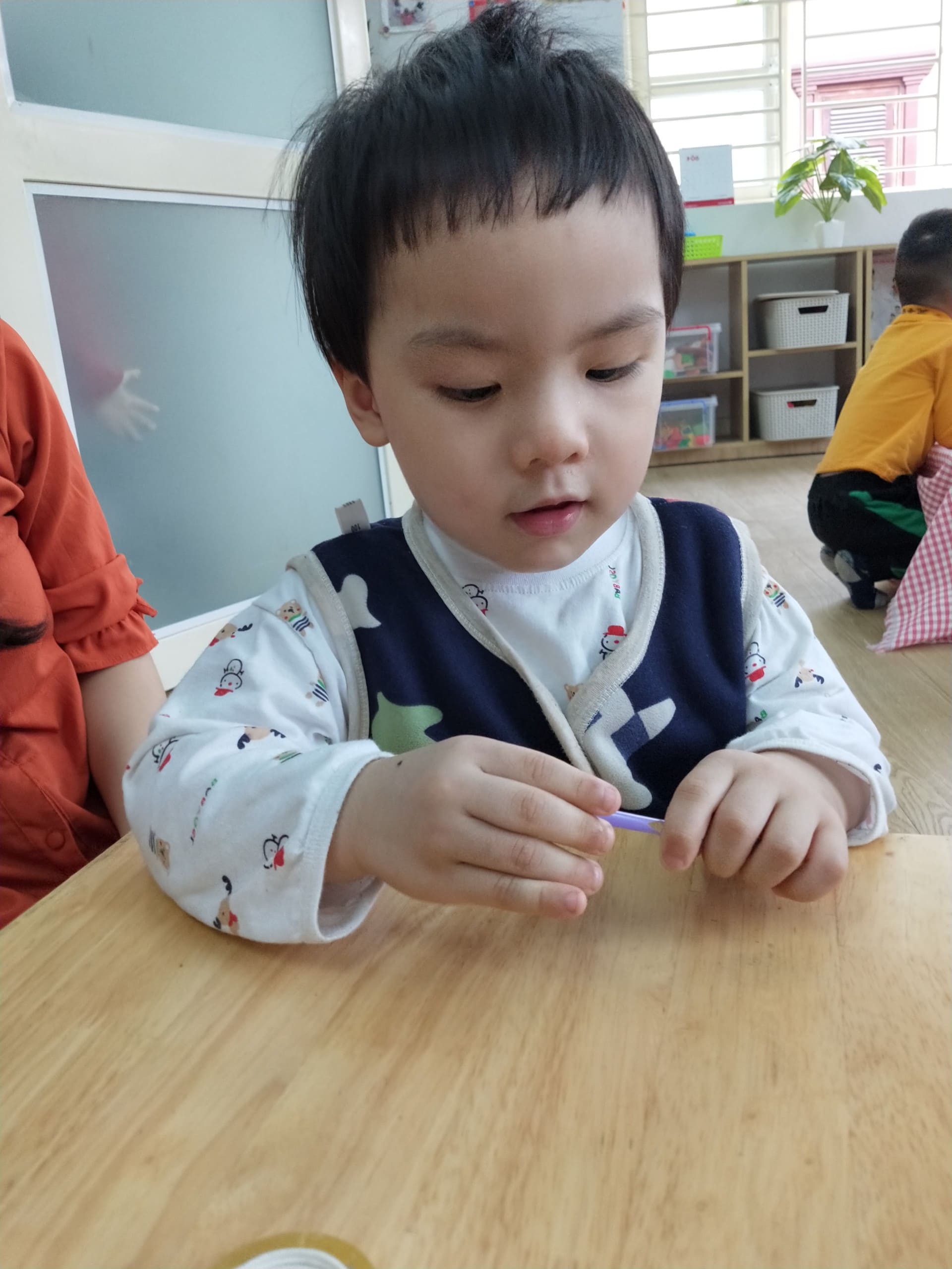 Bé Làm Chong Chóng Bằng Ống Hút Lớp Steam 6 - Trường Mầm Non STEAM KIDS