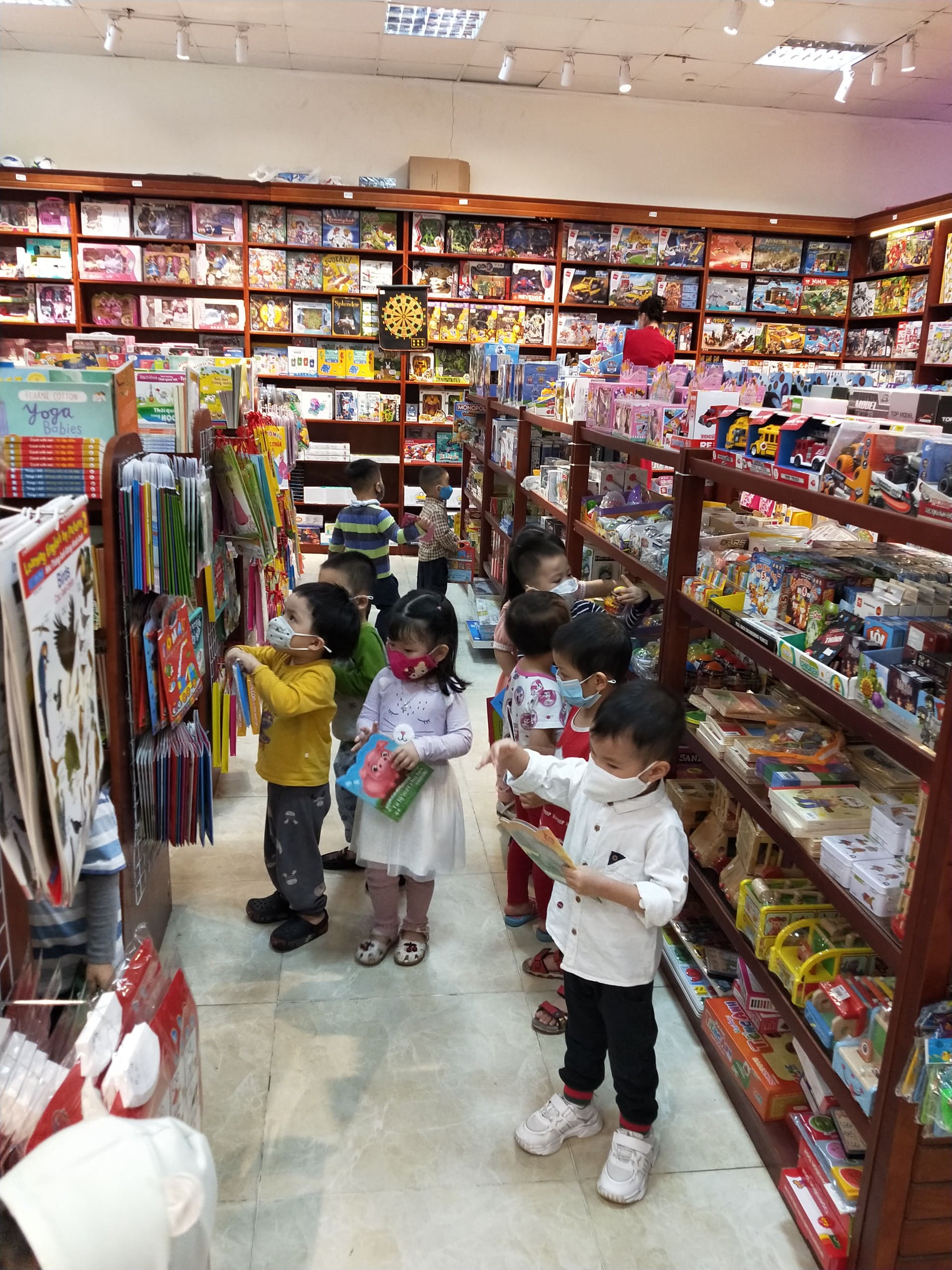 Hoạt Động Trải Nghiệm: Bé Đi Nhà Sách Của Lớp Steam 6 Hoạt Động Trải Nghiệm: Bé Đi Nhà Sách Của Lớp Steam 6 - Trường Mầm Non STEAM KIDS