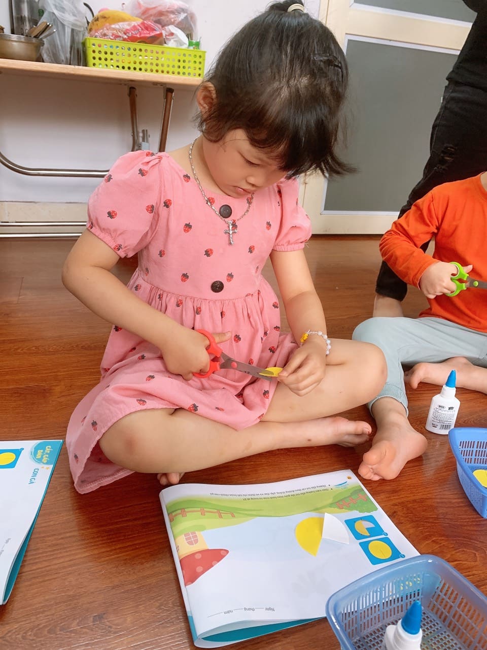 Hoạt Động Tạo Hình: "Cắt, Dán, Gấp Con Gà" Lớp Steam 2 - Trường Mầm Non STEAM KIDS