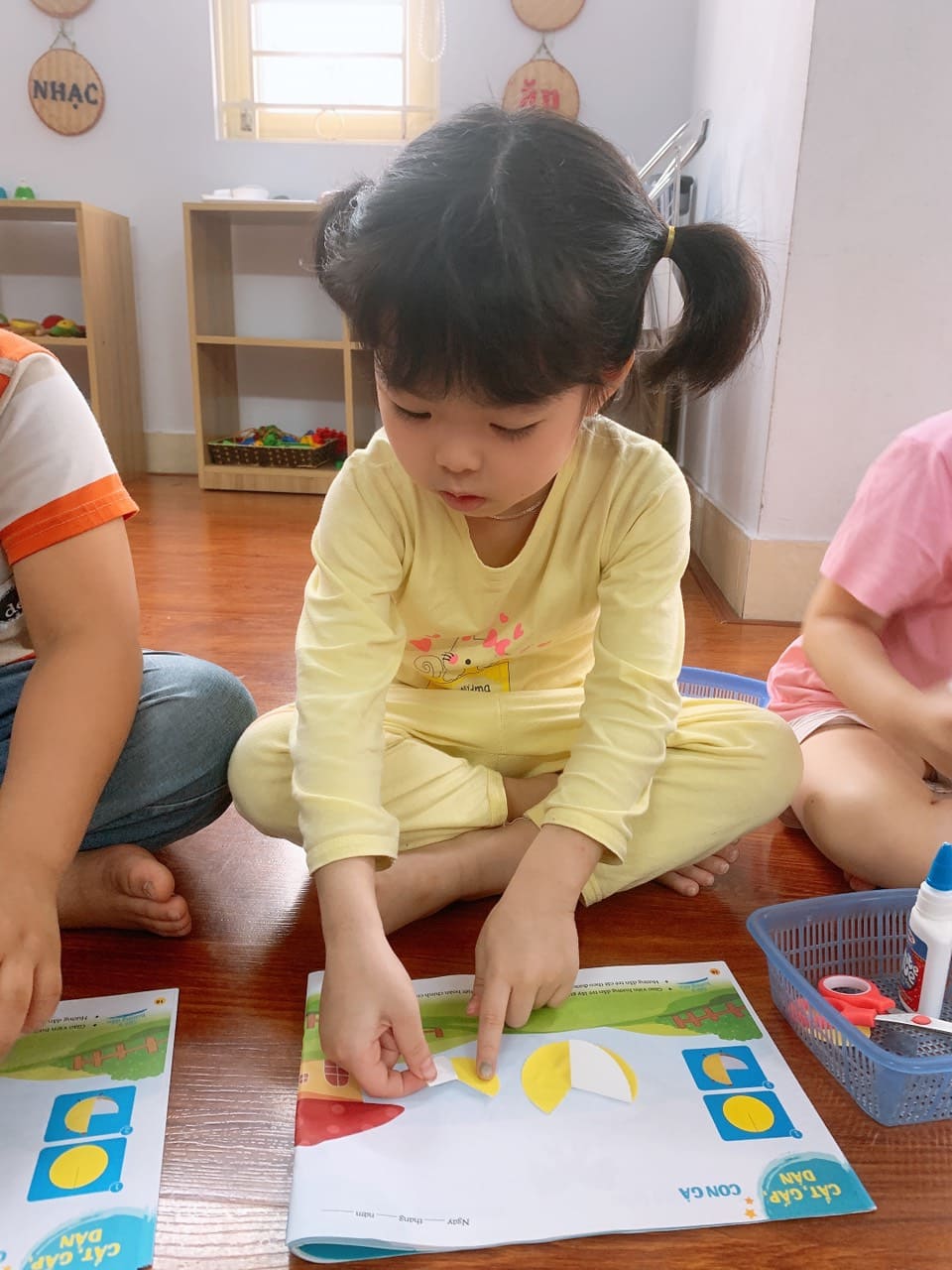Hoạt Động Tạo Hình: "Cắt, Dán, Gấp Con Gà" Lớp Steam 2 - Trường Mầm Non STEAM KIDS