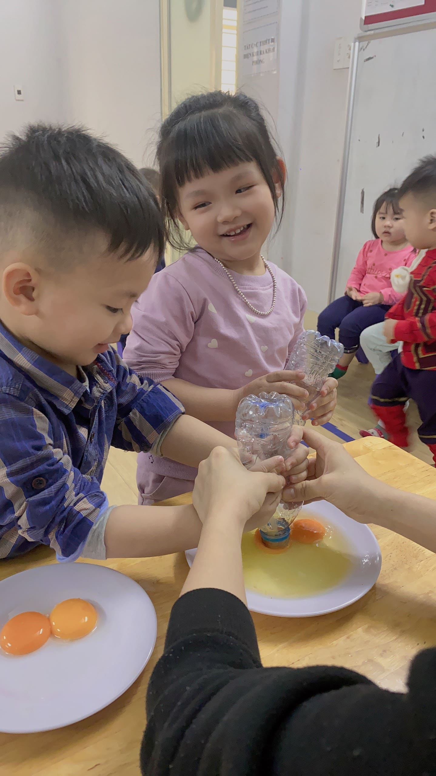 Thí Nghiệm: Tách Lòng Đỏ Và Lòng Trắng Trứng Gà Thí Nghiệm: Tách Lòng Đỏ Và Lòng Trắng Trứng Gà - Trường Mầm Non STEAM KIDS