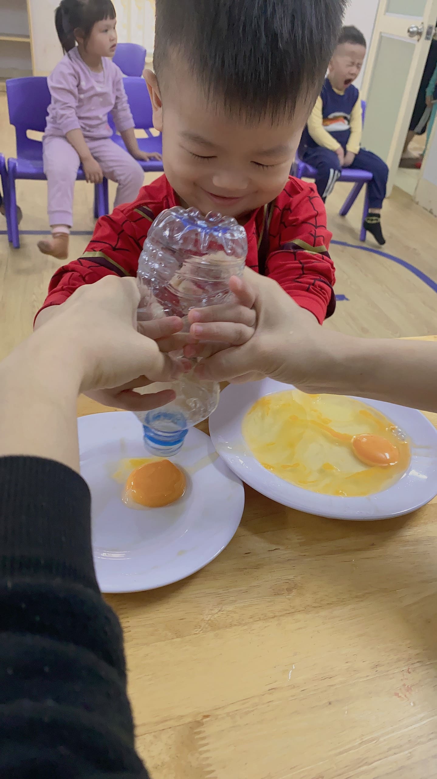 Thí Nghiệm: Tách Lòng Đỏ Và Lòng Trắng Trứng Gà Thí Nghiệm: Tách Lòng Đỏ Và Lòng Trắng Trứng Gà - Trường Mầm Non STEAM KIDS
