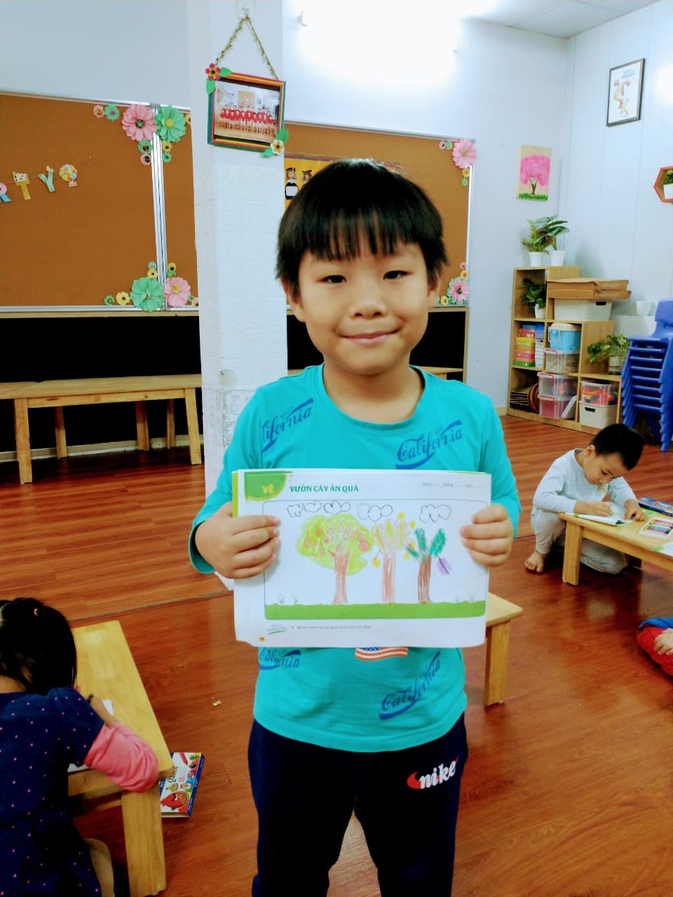 Muốn thấy những giáo viên mầm non giúp trẻ em vẽ vườn cây ăn quả đầy màu sắc và sống động như thế nào? Click vào hình ảnh để đắm chìm trong thế giới của trẻ em và cùng khám phá những công trình sáng tạo của các bé nhé!
