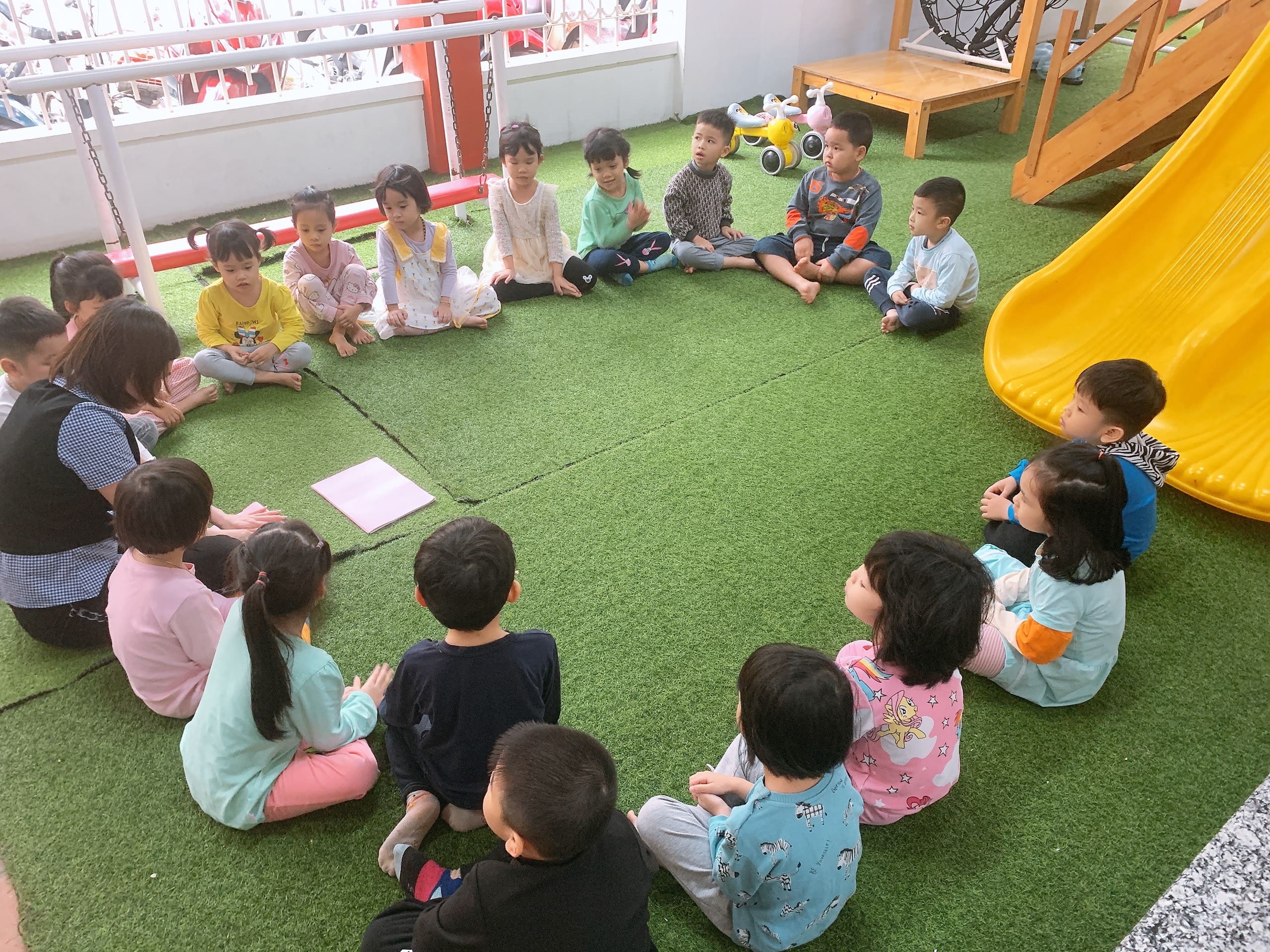 Hoạt Động Ngoài Trời: “Gấp Máy Bay Giấy” Của Lớp Steam2 - Trường Mầm Non STEAM KIDS