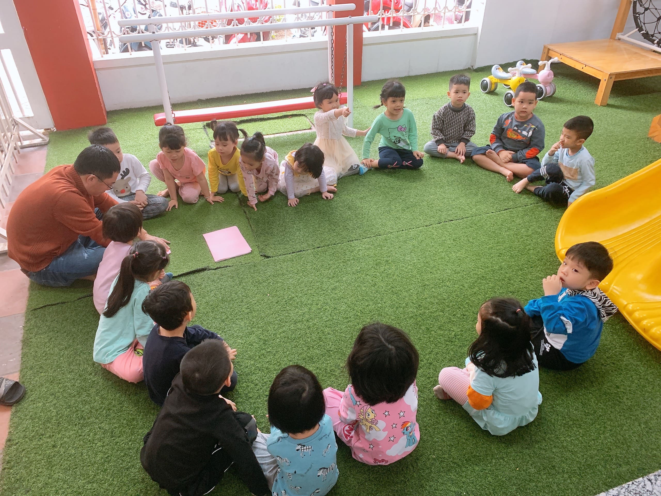 Hoạt Động Ngoài Trời: “Gấp Máy Bay Giấy” Của Lớp Steam2 - Trường Mầm Non STEAM KIDS