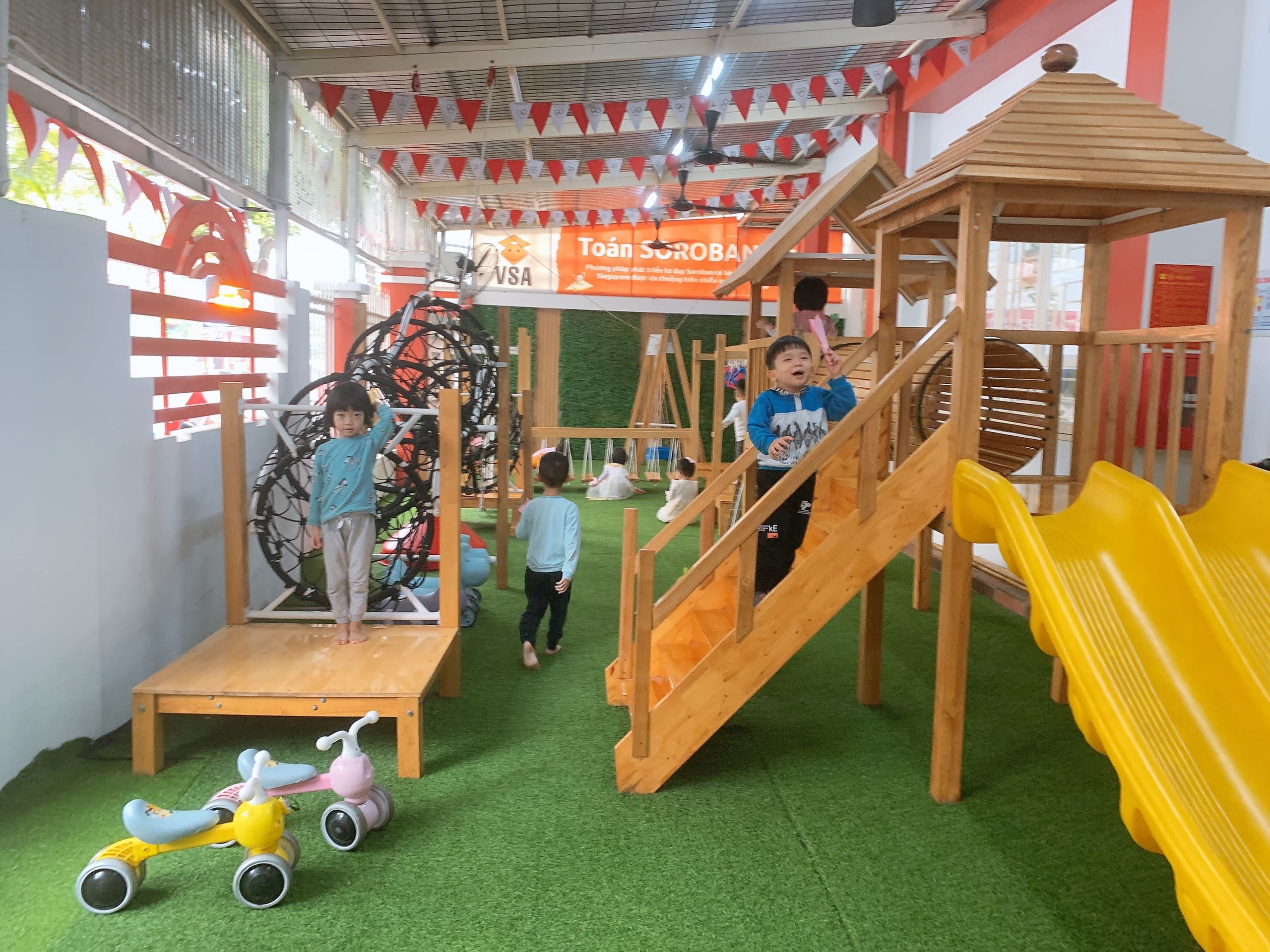 Hoạt Động Ngoài Trời: “Gấp Máy Bay Giấy” Của Lớp Steam2 - Trường Mầm Non STEAM KIDS