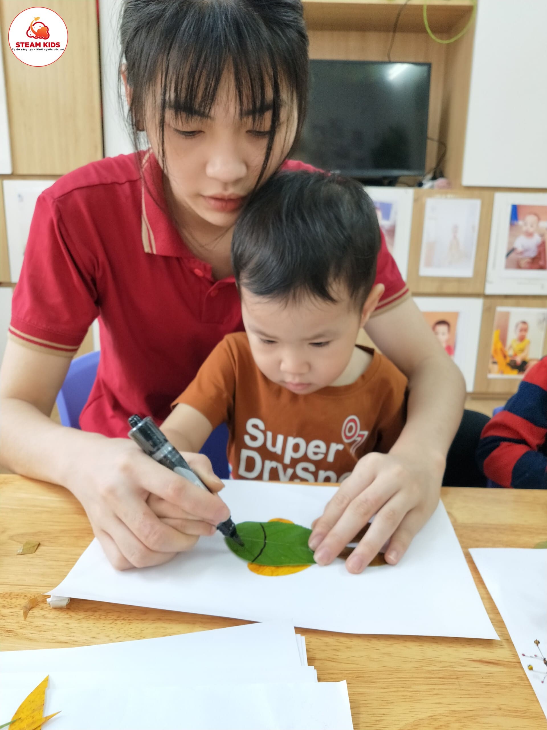 Tạo Hình Từ Lá Cây Của Lớp Steam 6 Tạo Hình Từ Lá Cây Của Lớp Steam 6 - Trường Mầm Non STEAM KIDS