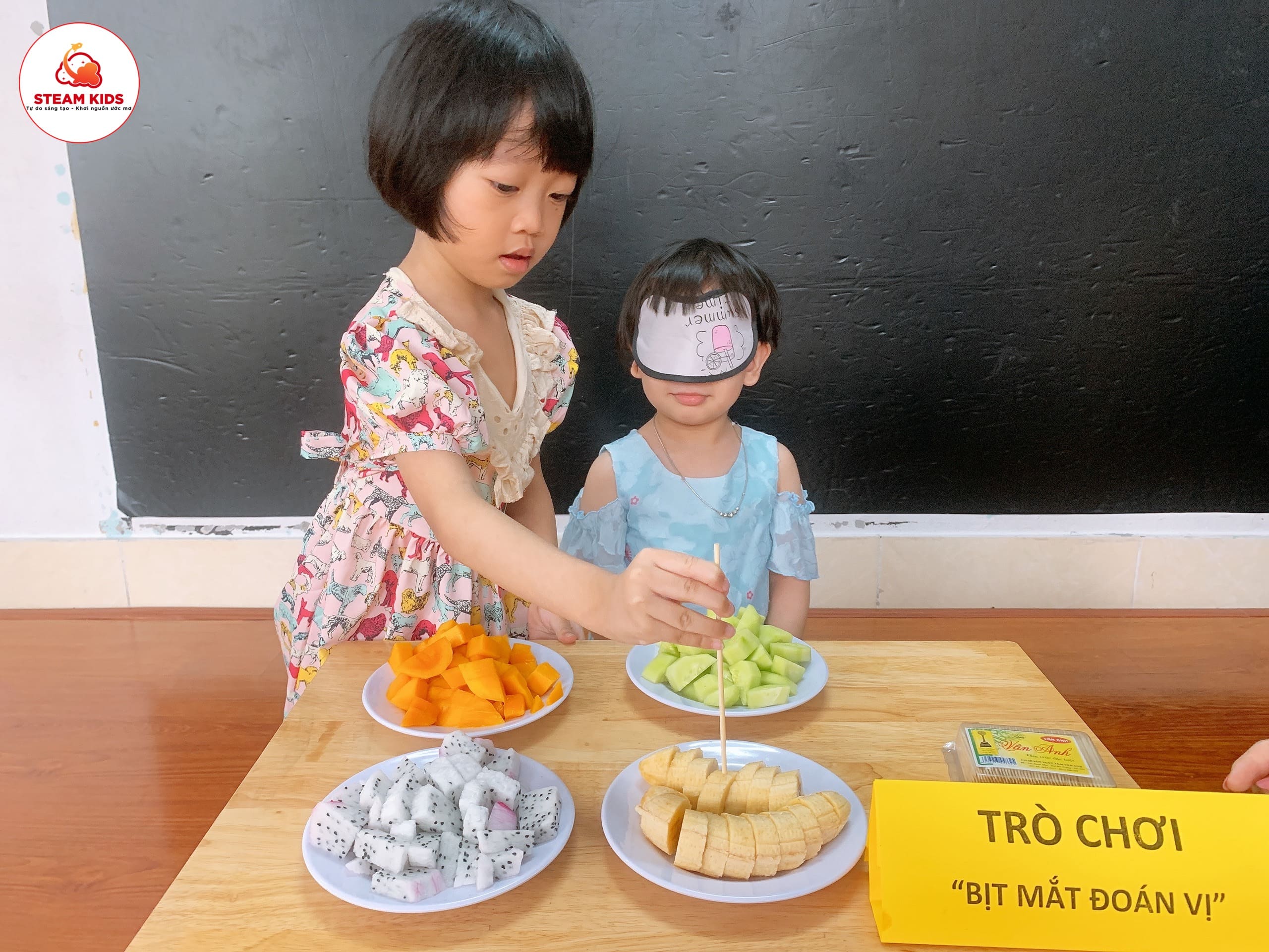 Trò Chơi: Bịt Mắt Đoán Vị Lớp Steam 2 - Trường Mầm Non STEAM KIDS