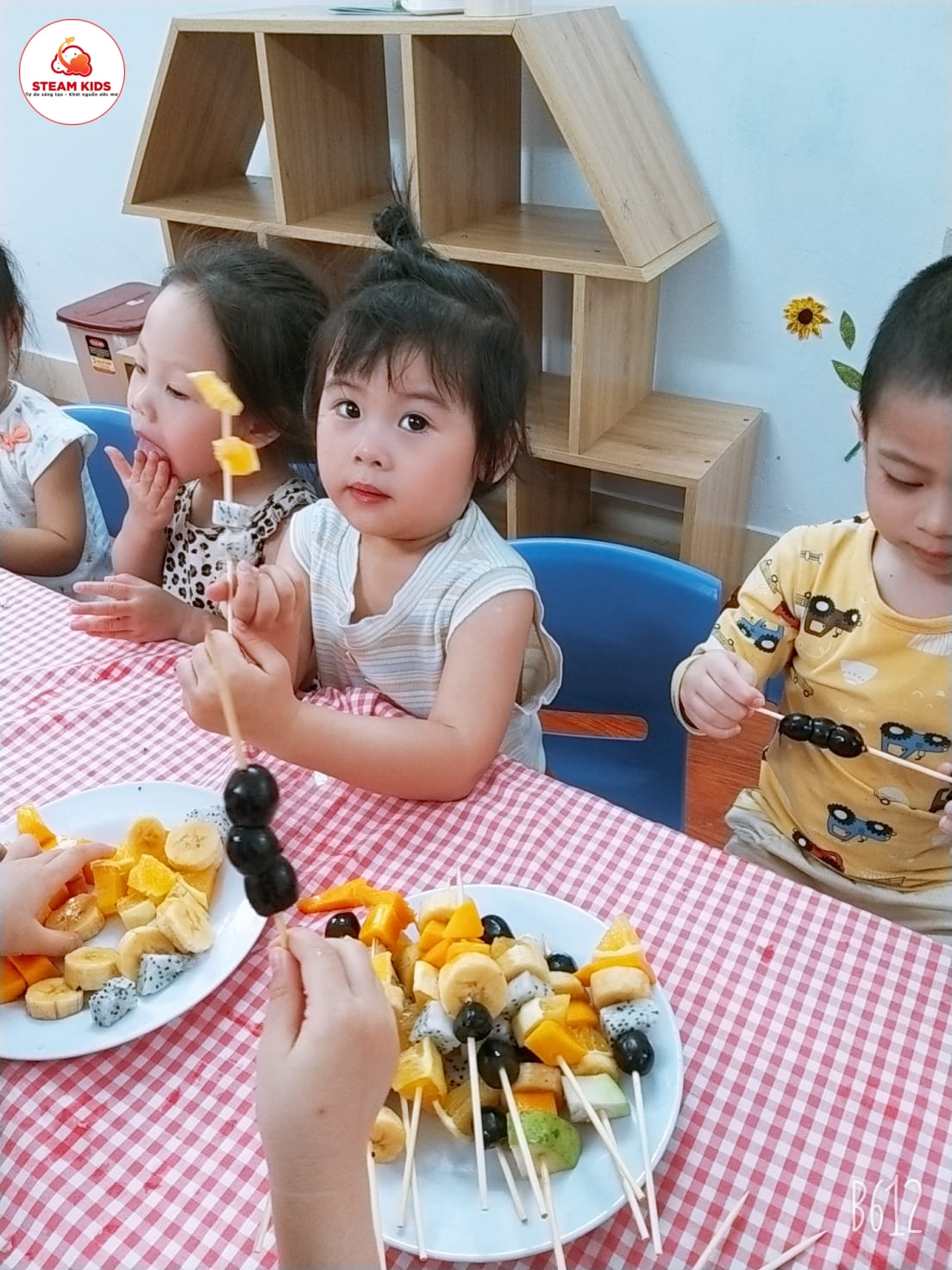 Thực Hành Trải Nghiệm: Bé Làm Món Hoa Quả Xiên Lớp Steam3 Thực Hành Trải Nghiệm: Bé Làm Món Hoa Quả Xiên Lớp Steam3 - Trường Mầm Non STEAM KIDS