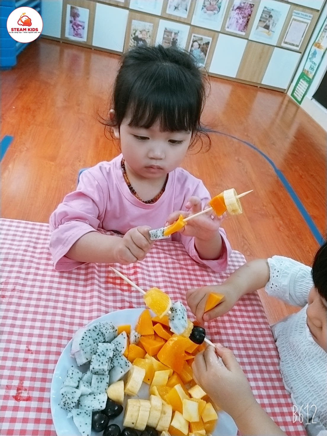 Thực Hành Trải Nghiệm: Bé Làm Món Hoa Quả Xiên Lớp Steam3 Thực Hành Trải Nghiệm: Bé Làm Món Hoa Quả Xiên Lớp Steam3 - Trường Mầm Non STEAM KIDS